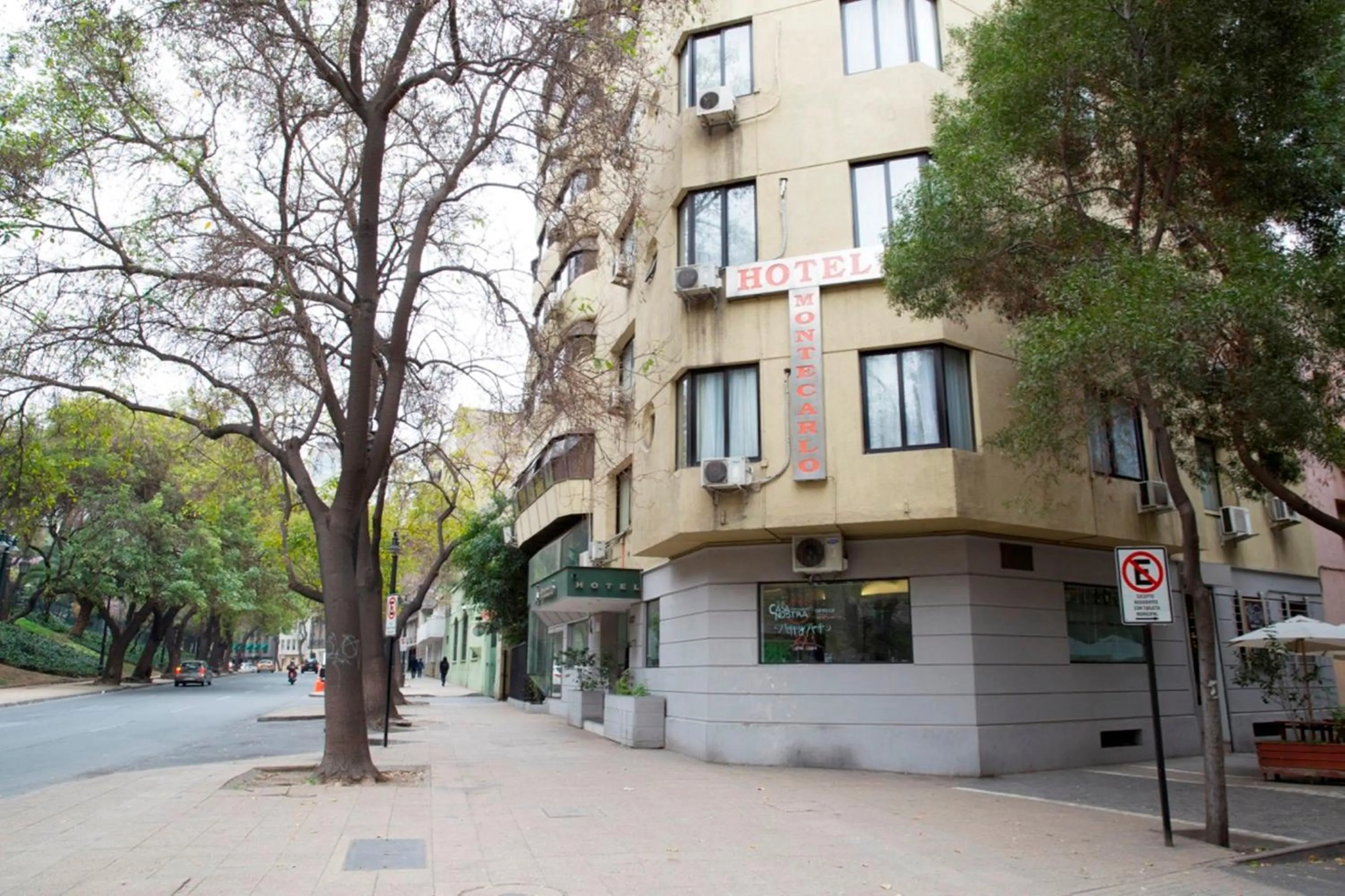 Facade/entrance in Hotel Montecarlo Santiago