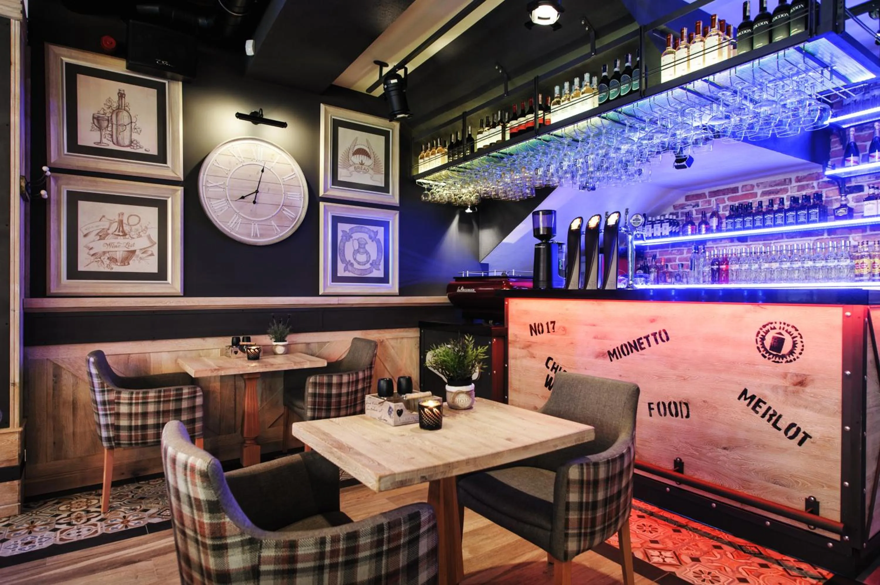 Restaurant/places to eat in Apartamenty Chleb i Wino