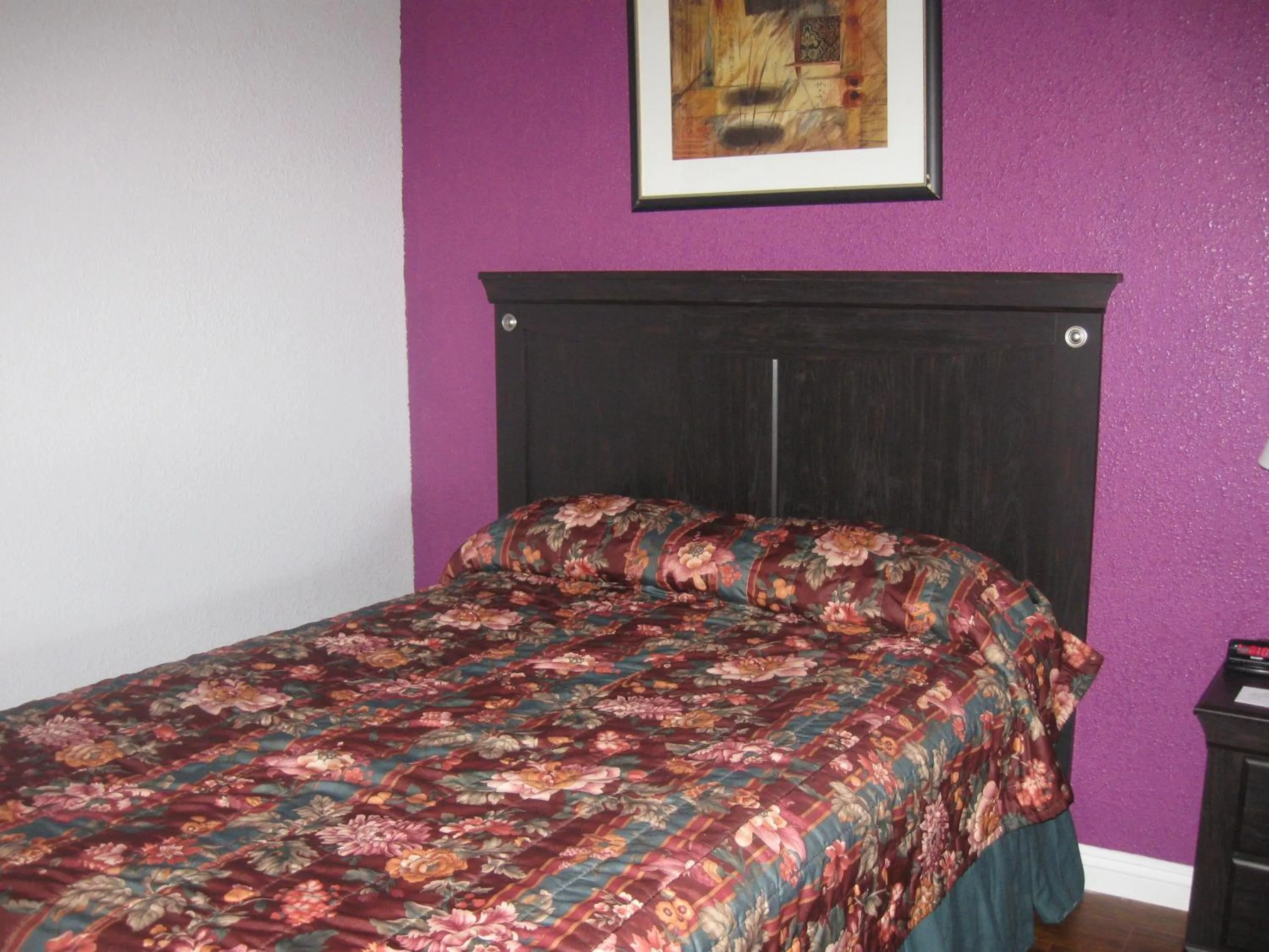 Bed in Santa Fe Inn - Pueblo
