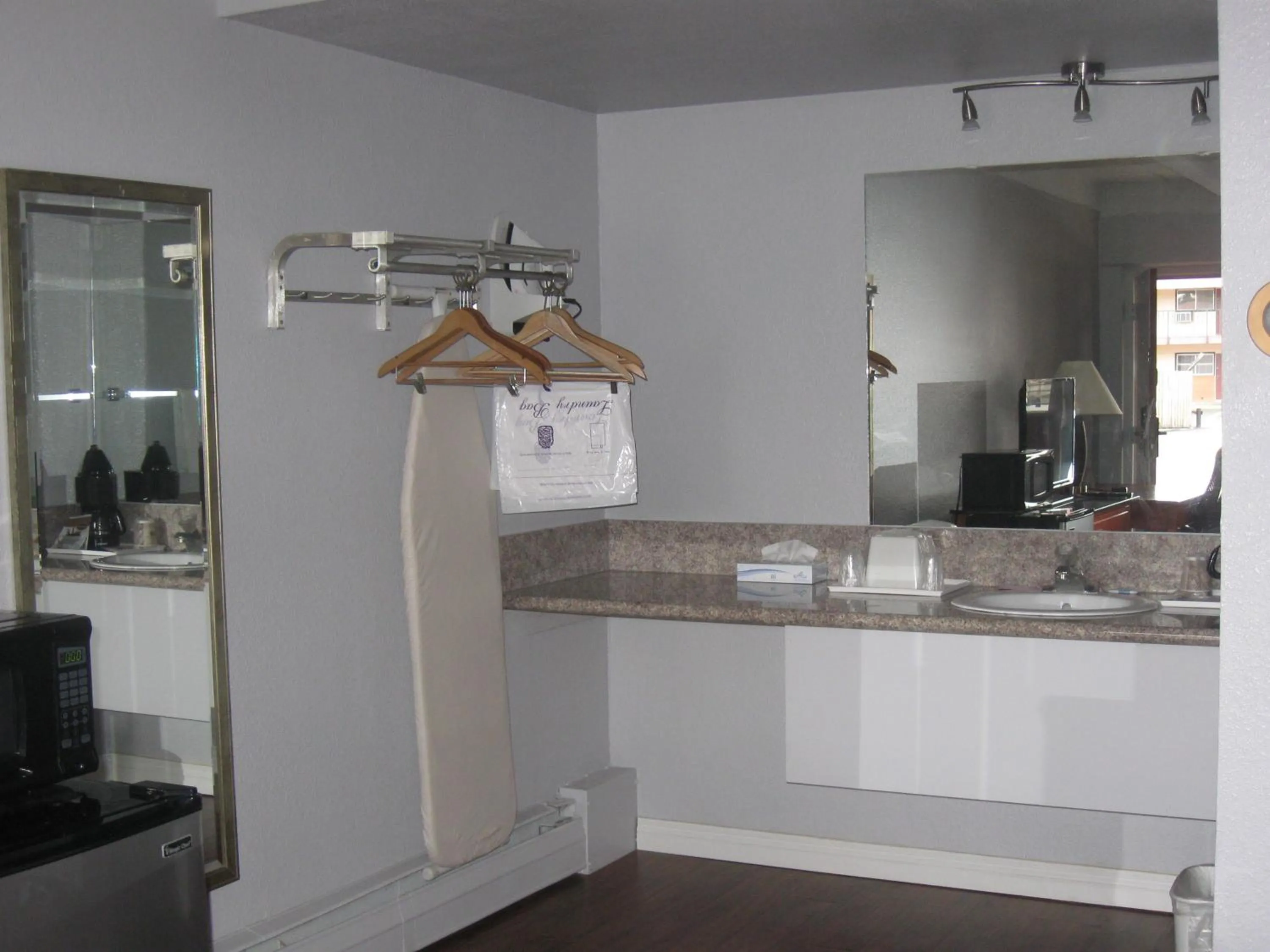 Bathroom in Santa Fe Inn - Pueblo