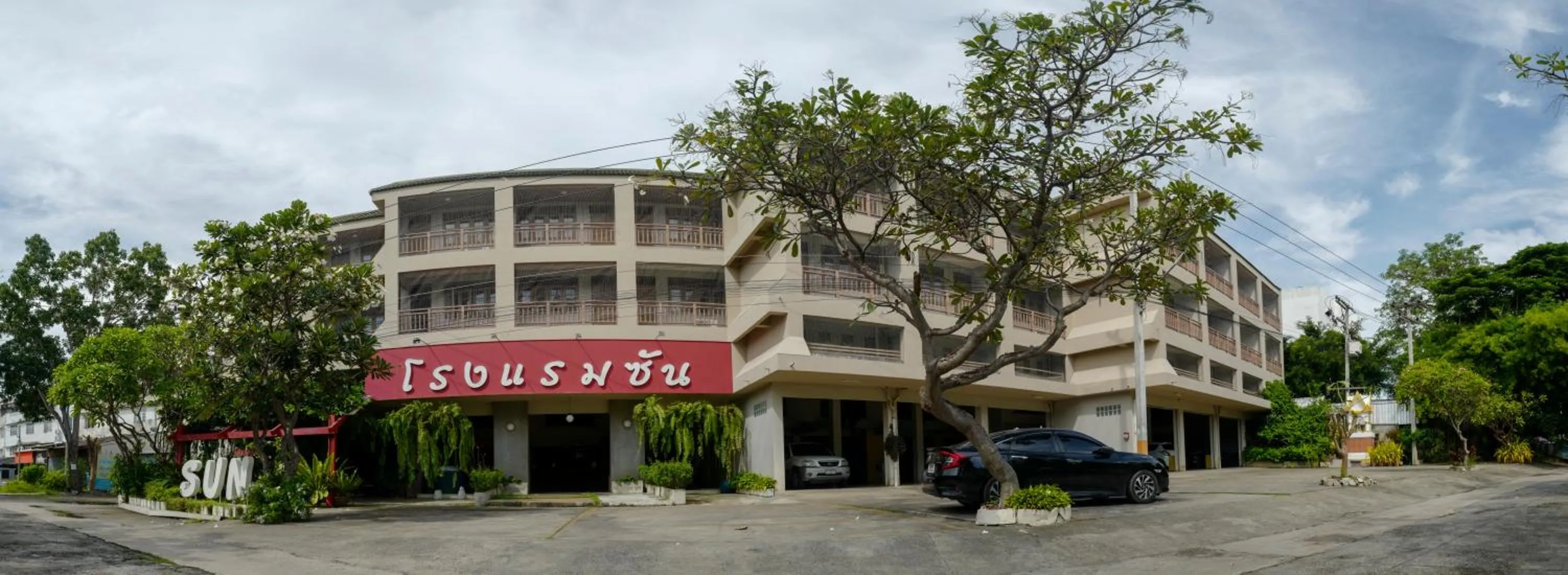 Facade/entrance in Sun Hotel