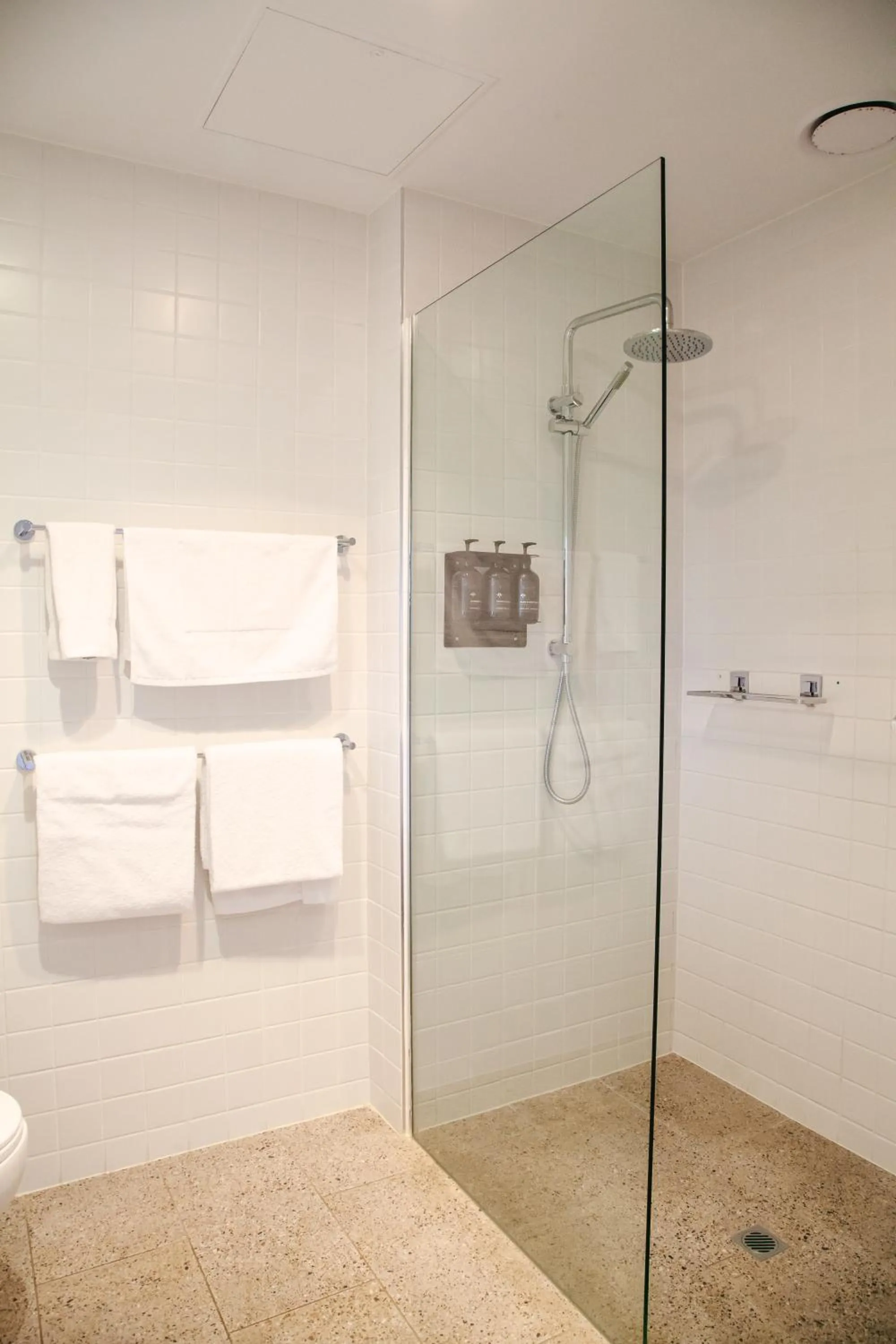 Shower in Nagambie Waterfront Motel