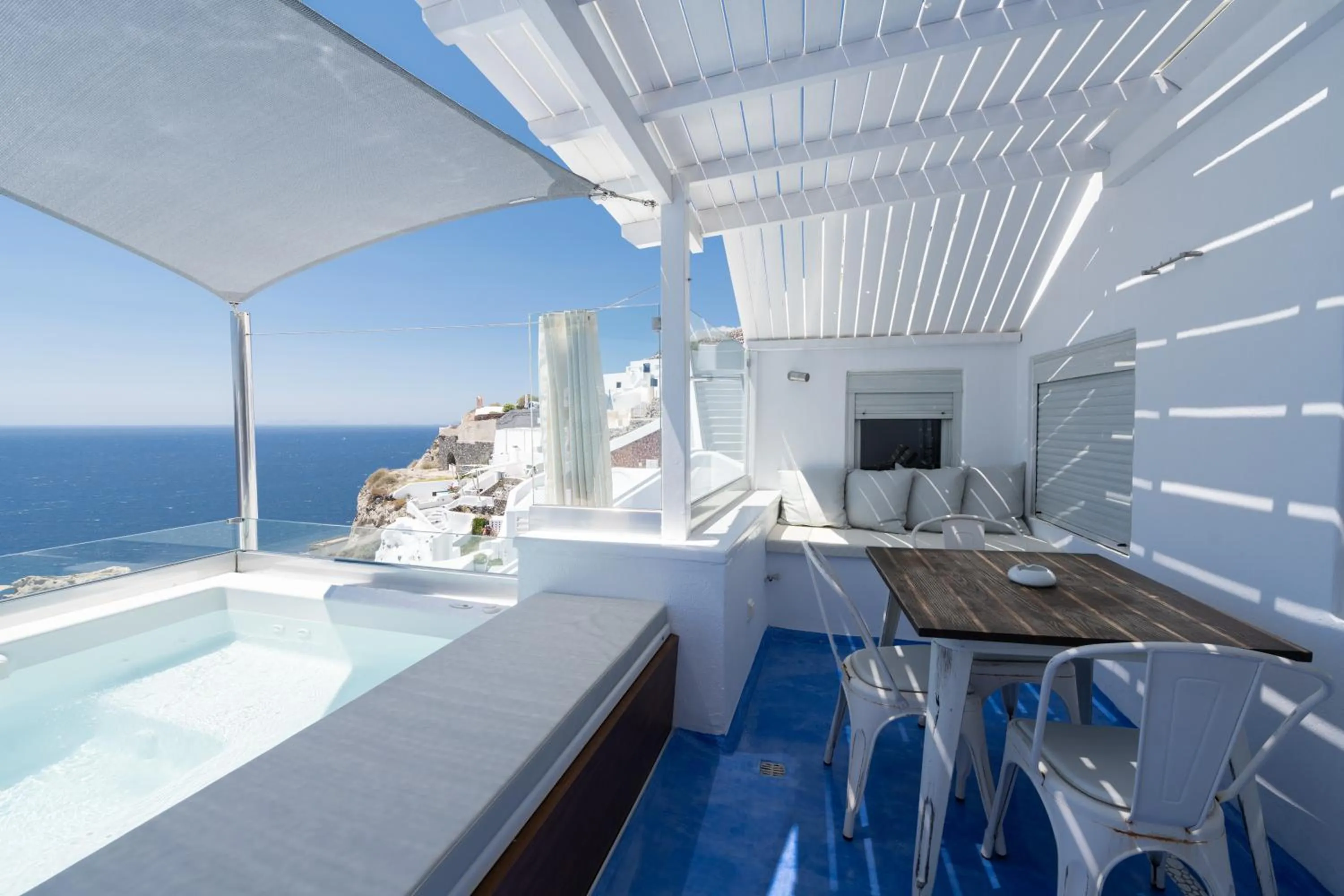 Hot Tub in Hyperion Oia Suites