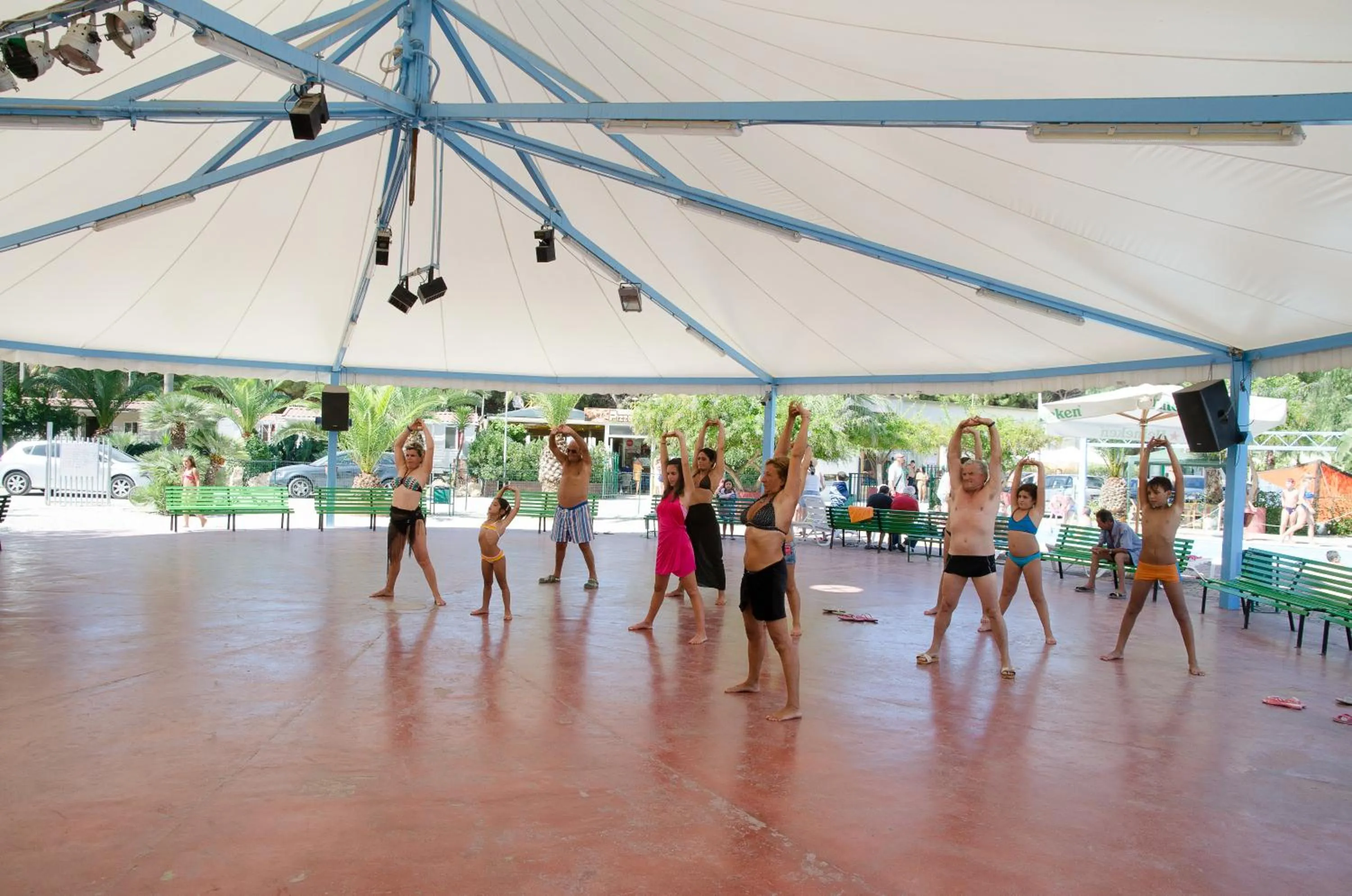 Nightclub / DJ in Kamemi Village & Camping