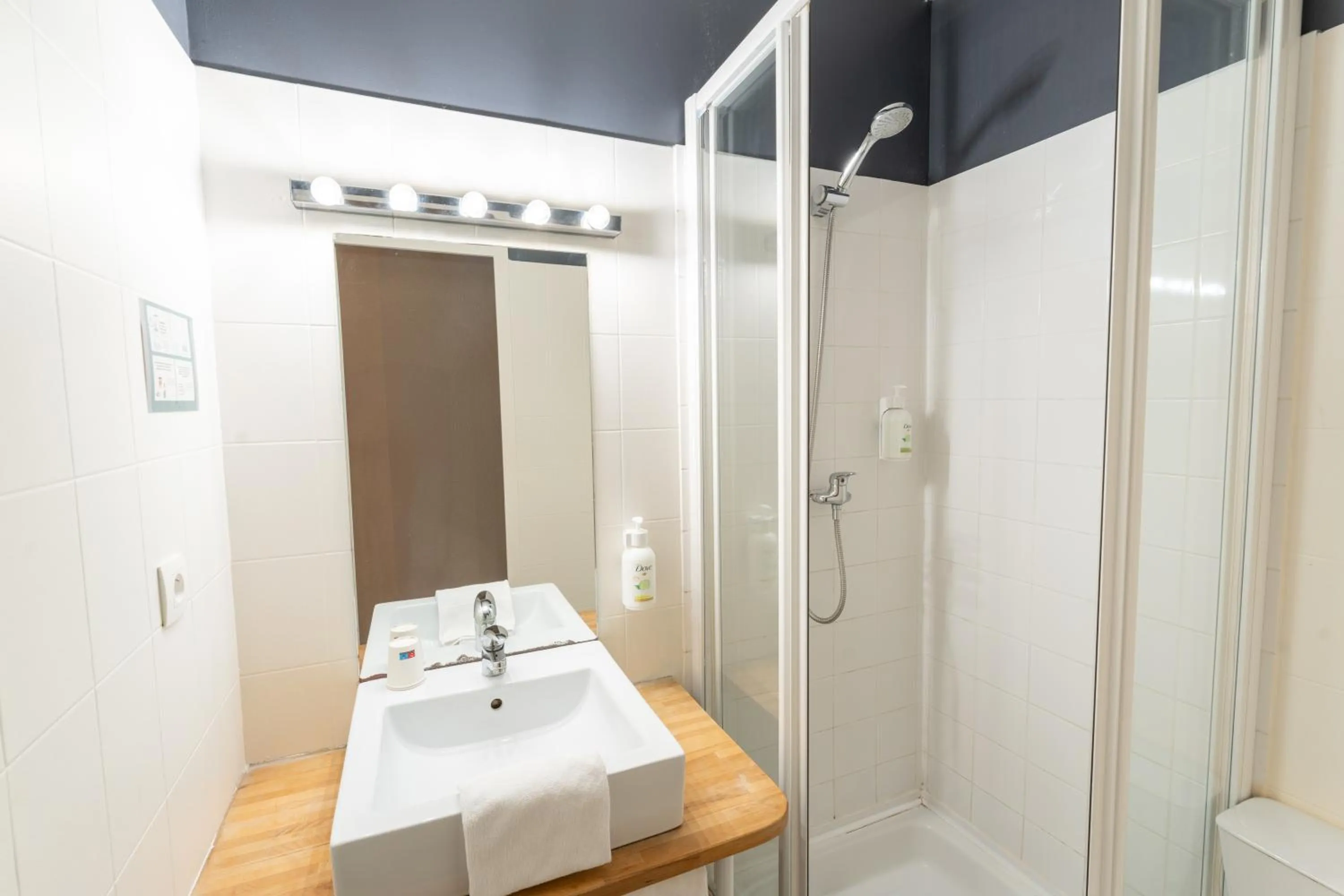 Bathroom, Bed in Résidence du Théâtre