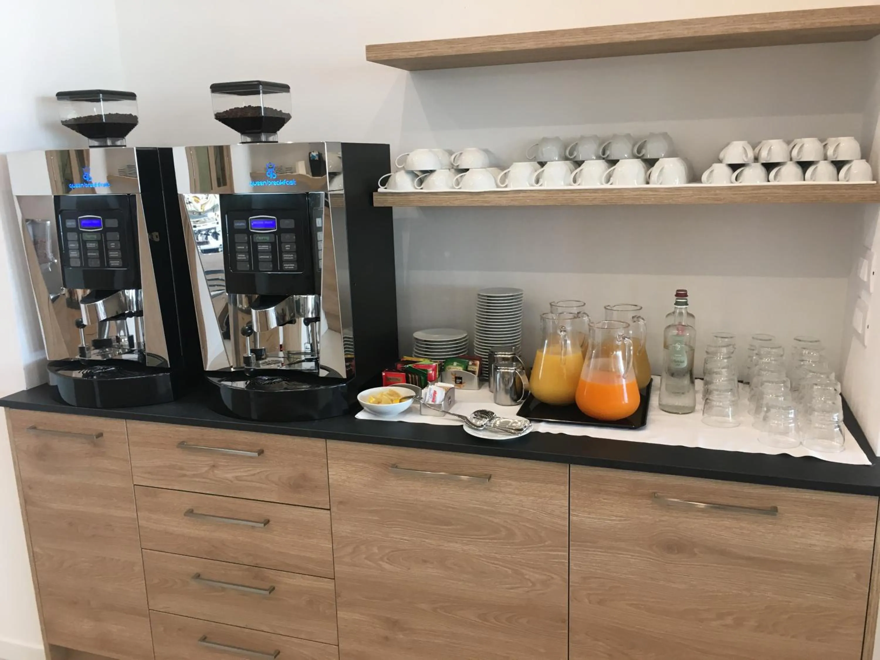 Restaurant/places to eat in Hotel Elite