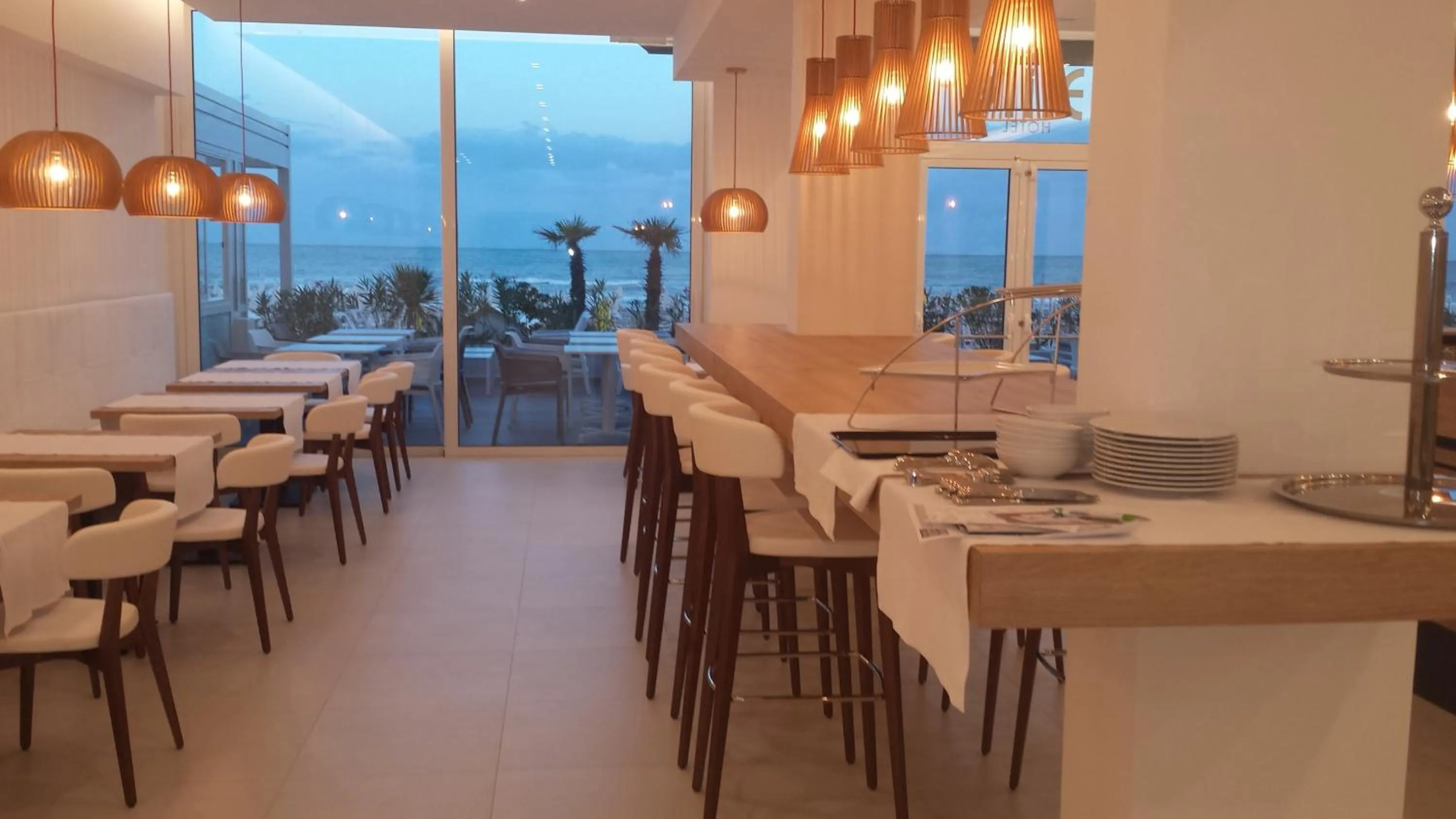 Restaurant/places to eat in Hotel Elite