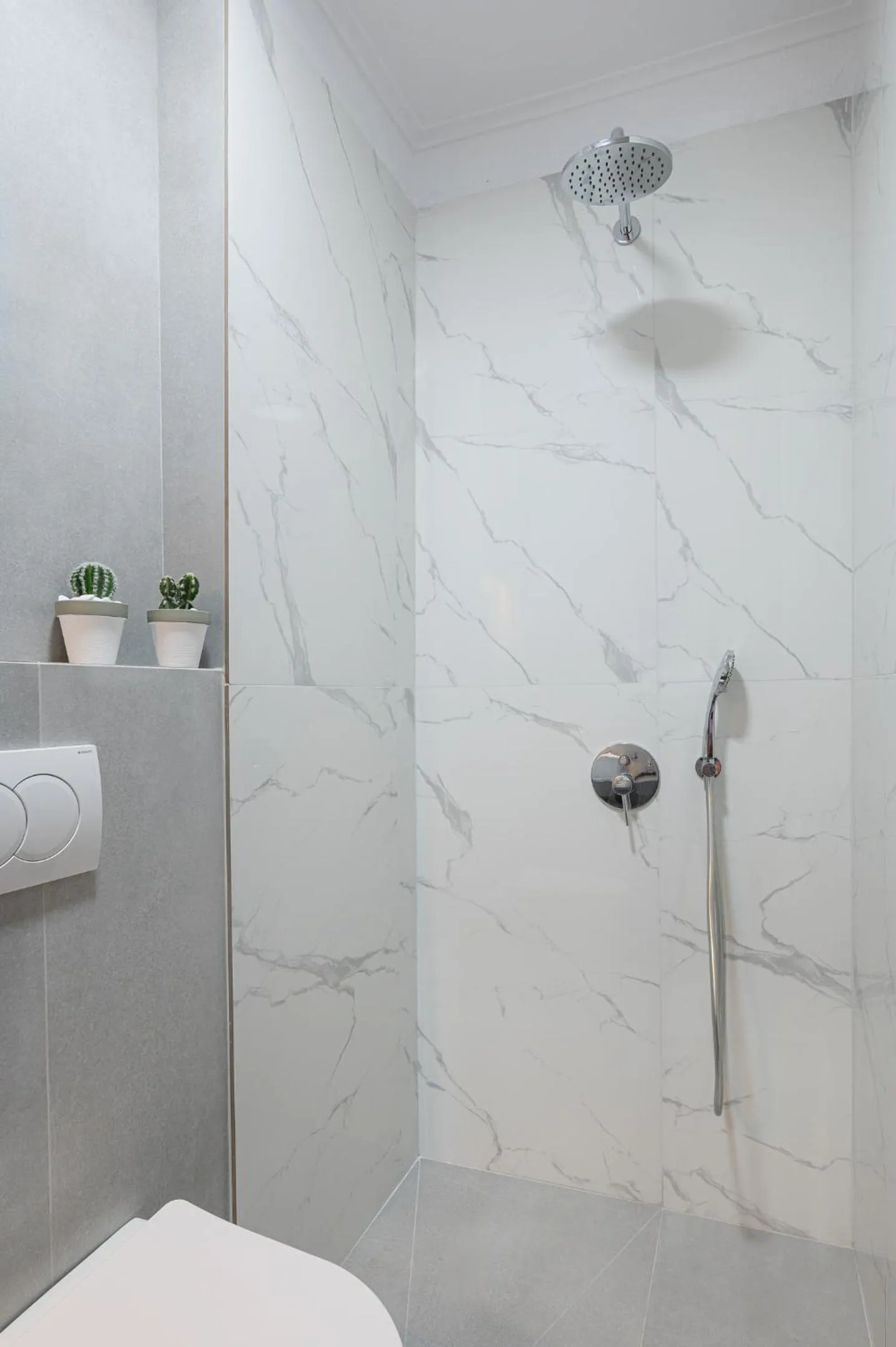 Shower in Hotel Akropol