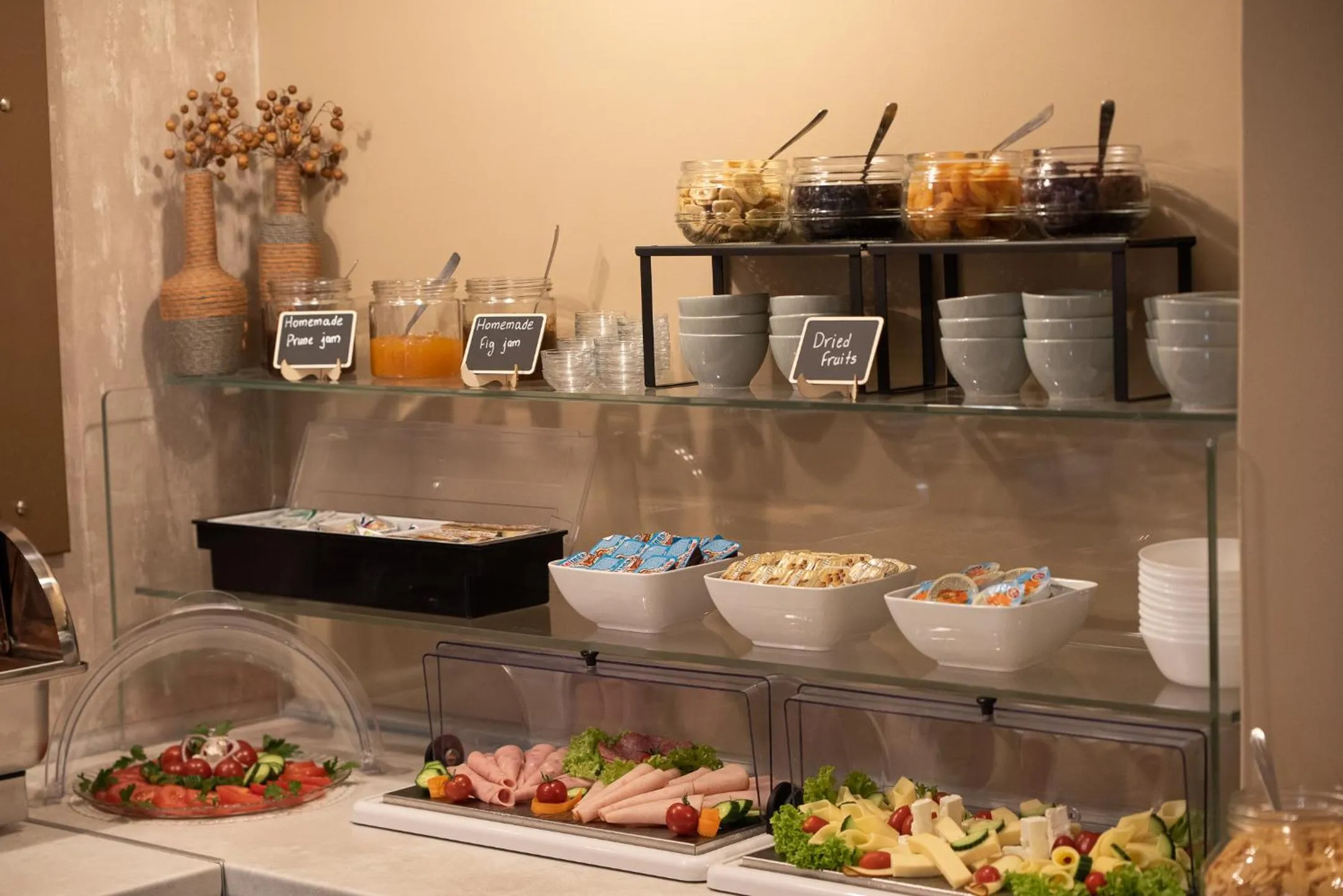 Restaurant/places to eat in Hotel Akropol