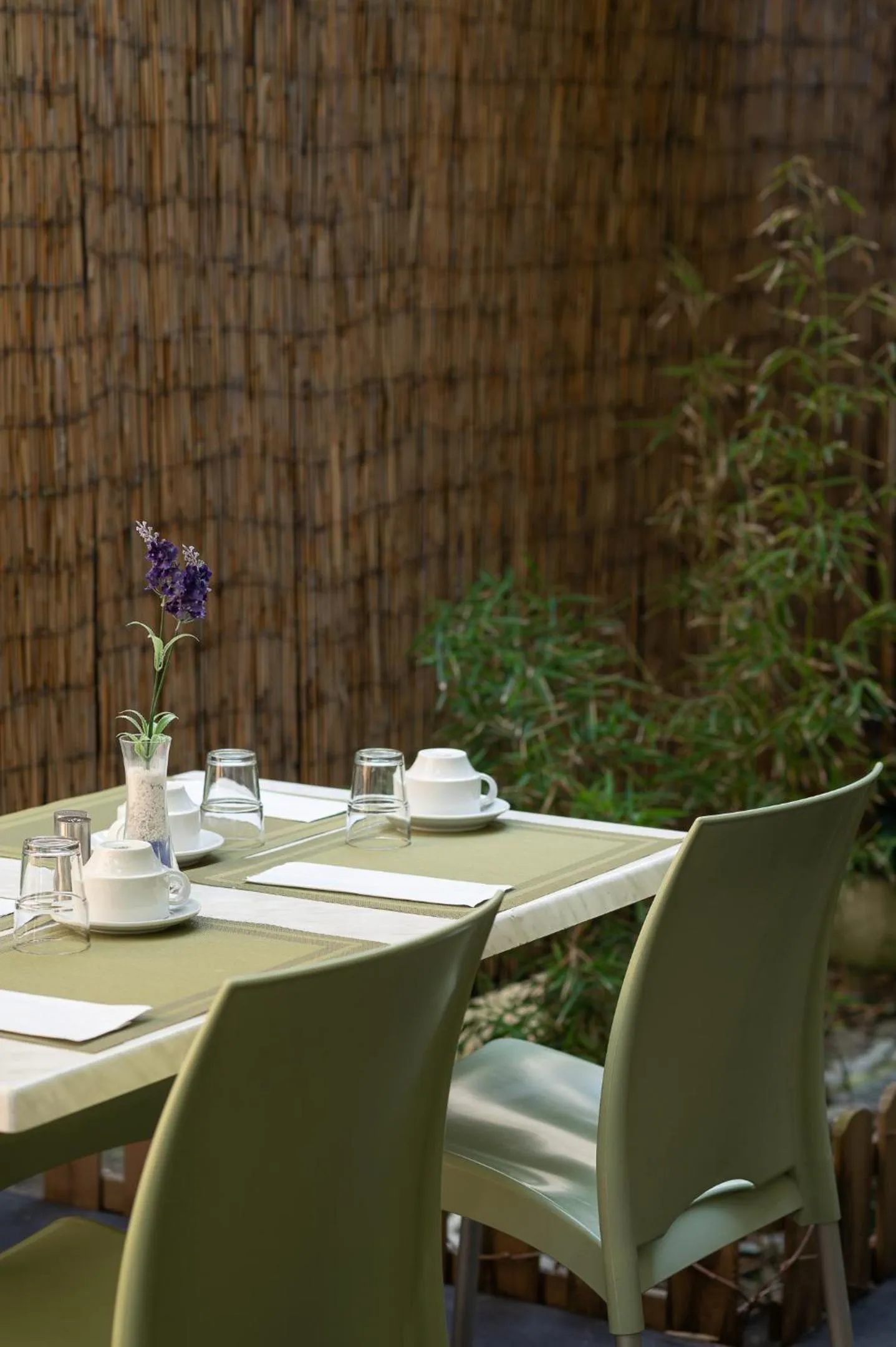 Restaurant/places to eat in Hotel Akropol