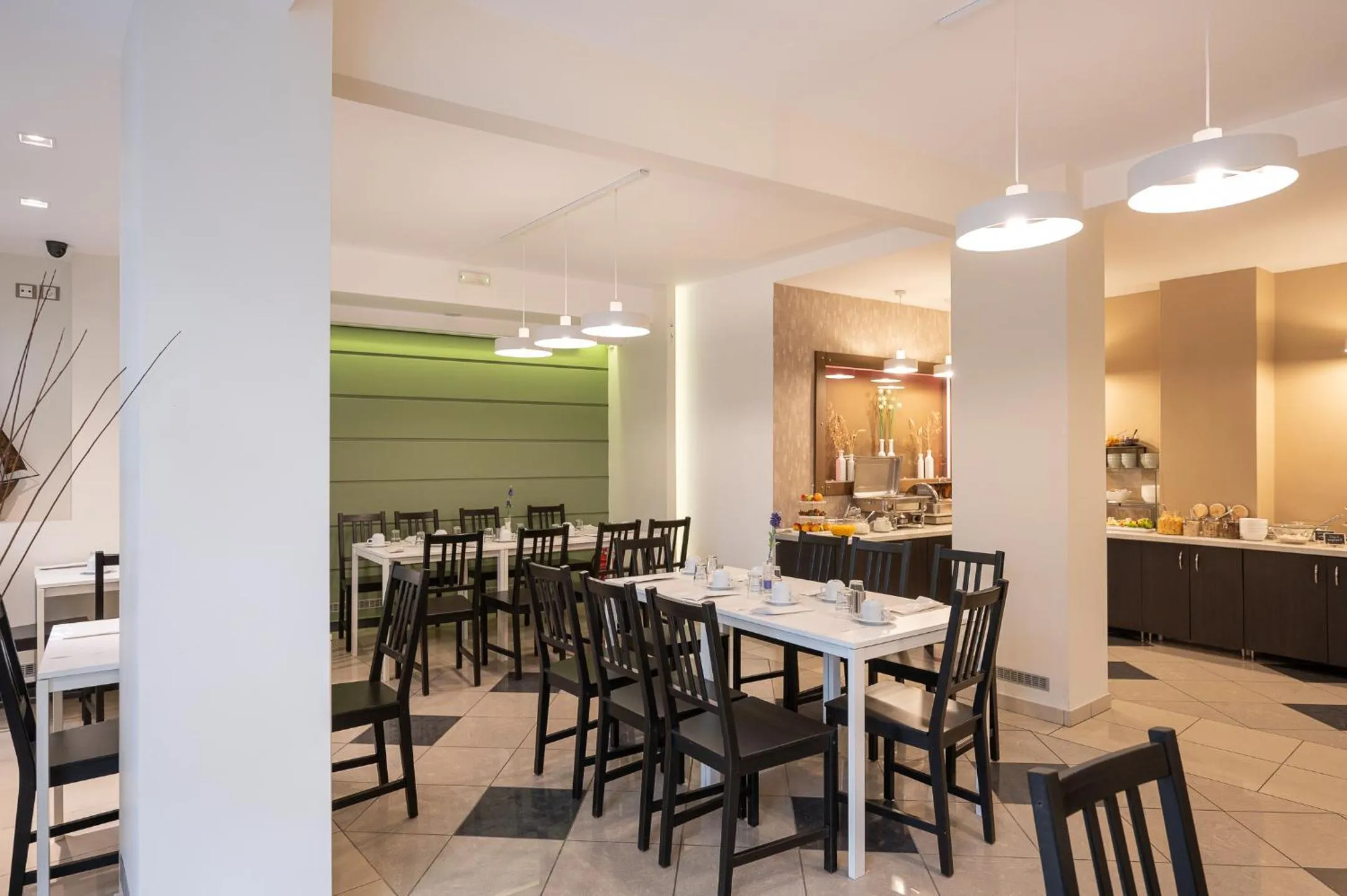 Restaurant/places to eat in Hotel Akropol