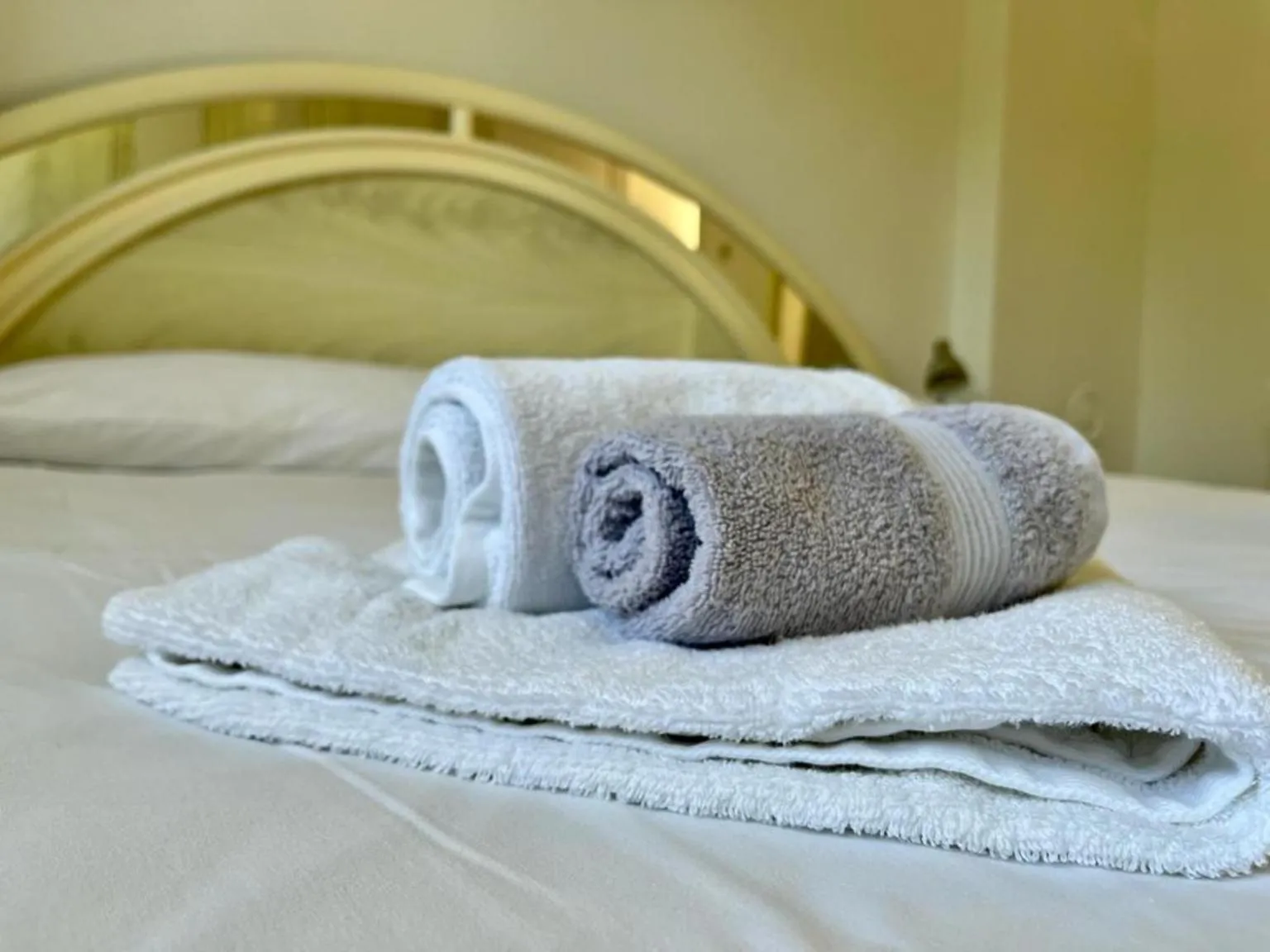 Bed in Lemon Tree Apartments