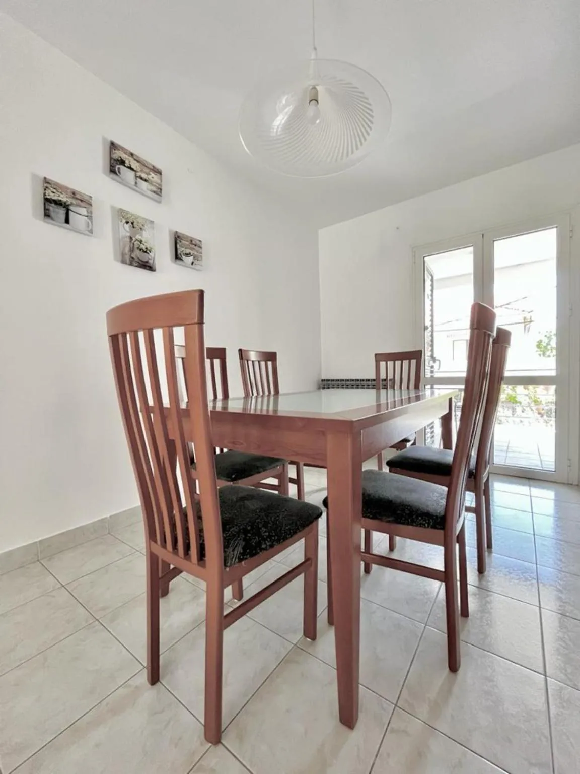 Dining area in Lemon Tree Apartments