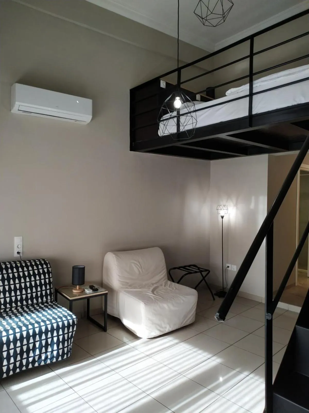 Photo of the whole room in Kentrikon