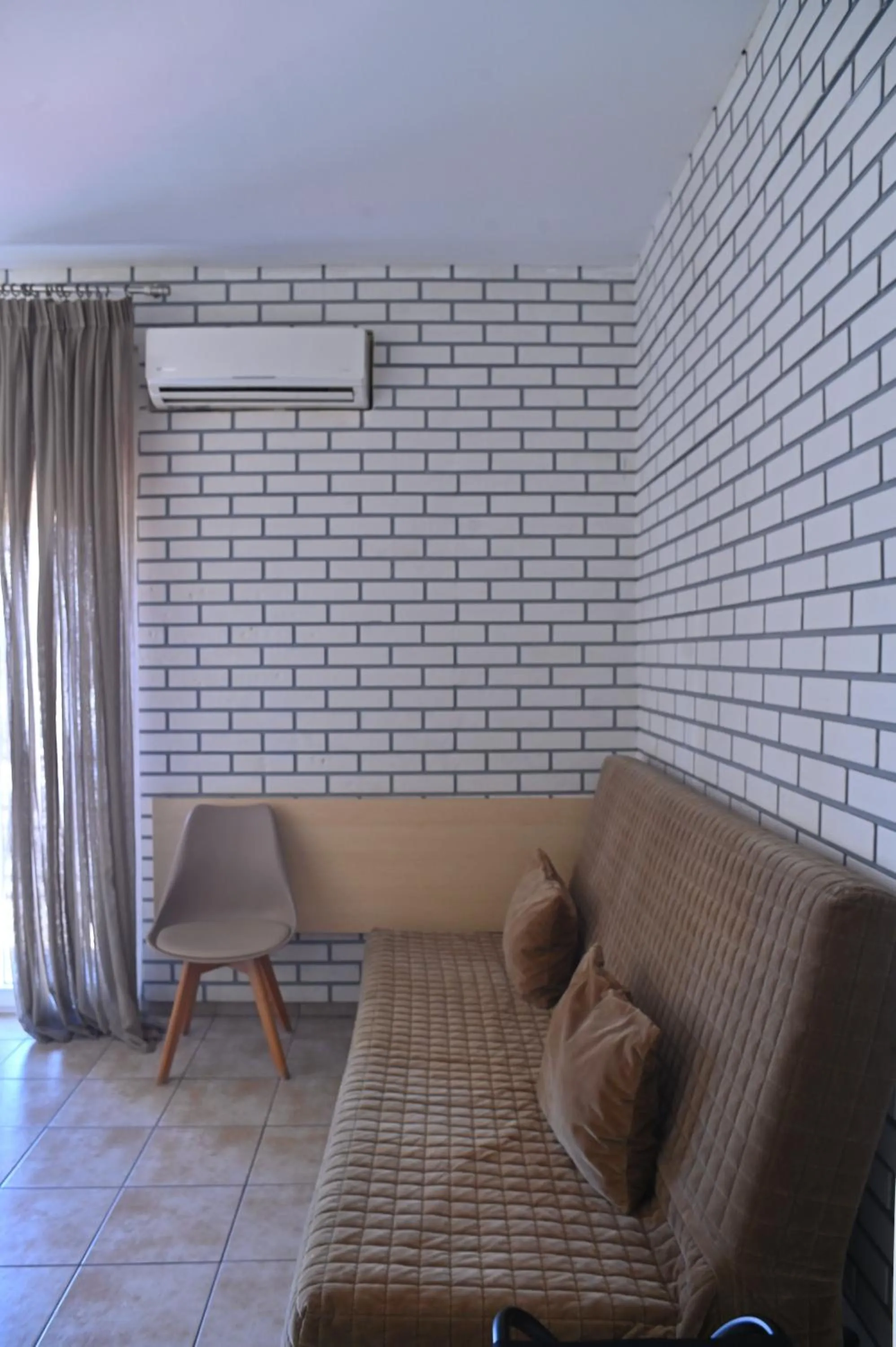 Photo of the whole room in Kentrikon