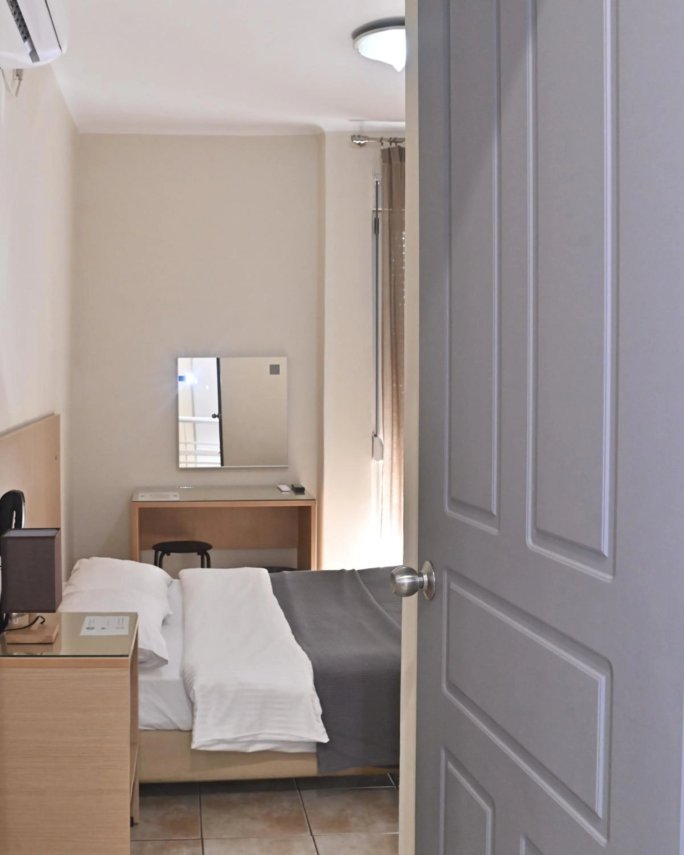 Photo of the whole room, Bed in Kentrikon