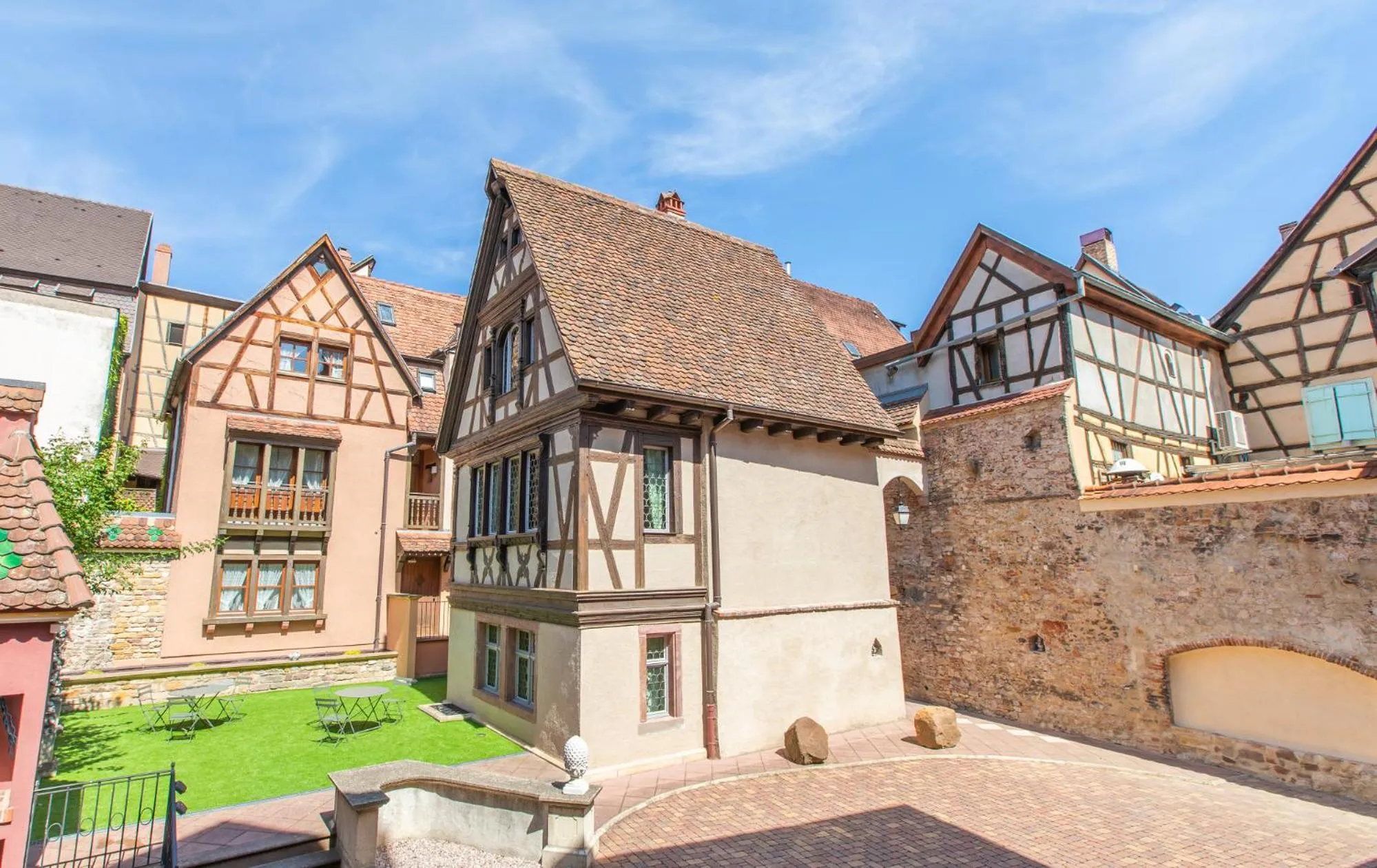 Facade/entrance in Le 1615 - Luxe et Spa