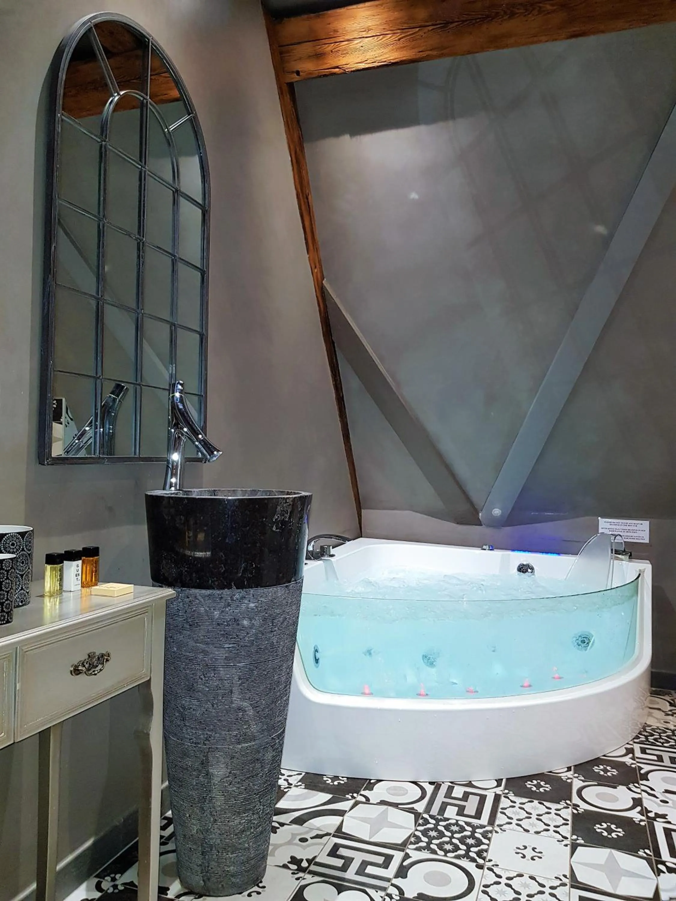 Hot Tub in Le 1615 - Luxe et Spa