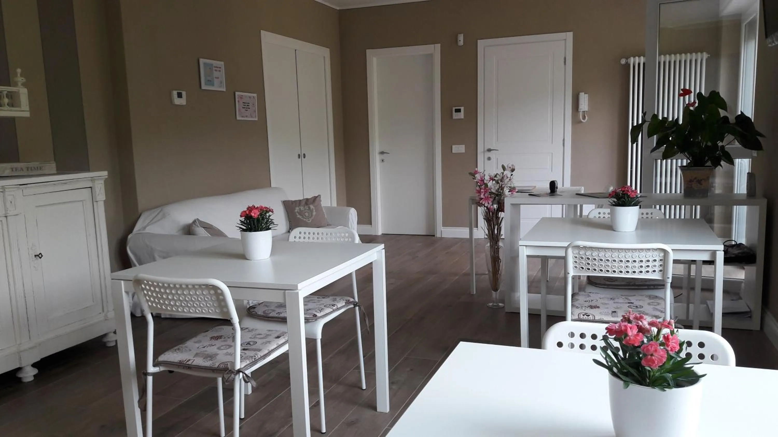 Communal lounge/ TV room in La Rosa Tra I Laghi B&B