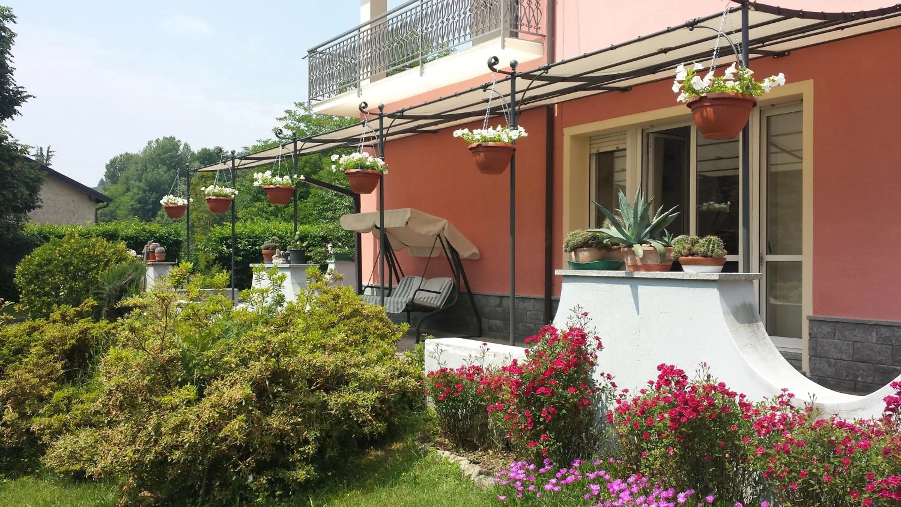 Facade/entrance in La Rosa Tra I Laghi B&B