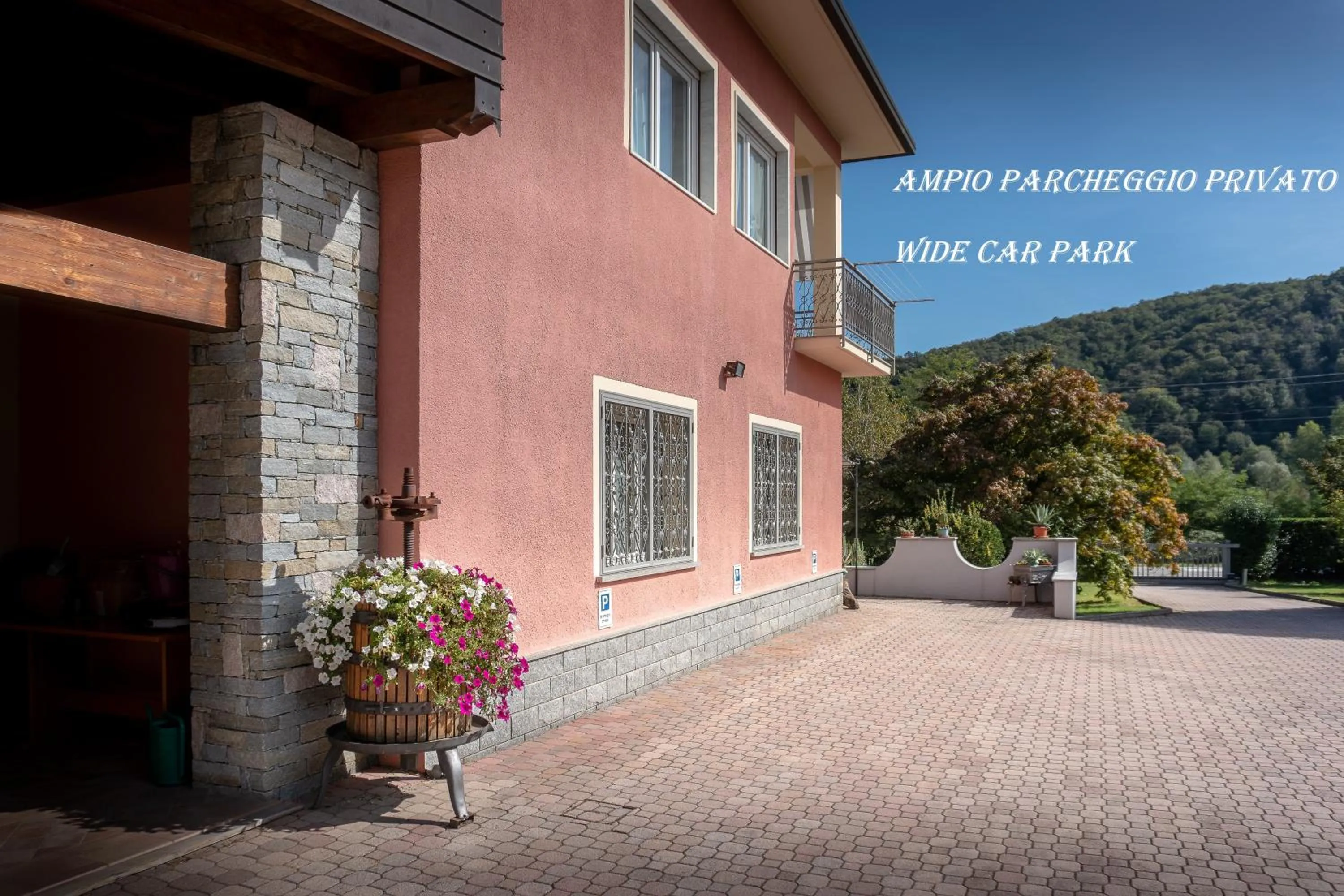 Property building in La Rosa Tra I Laghi B&B