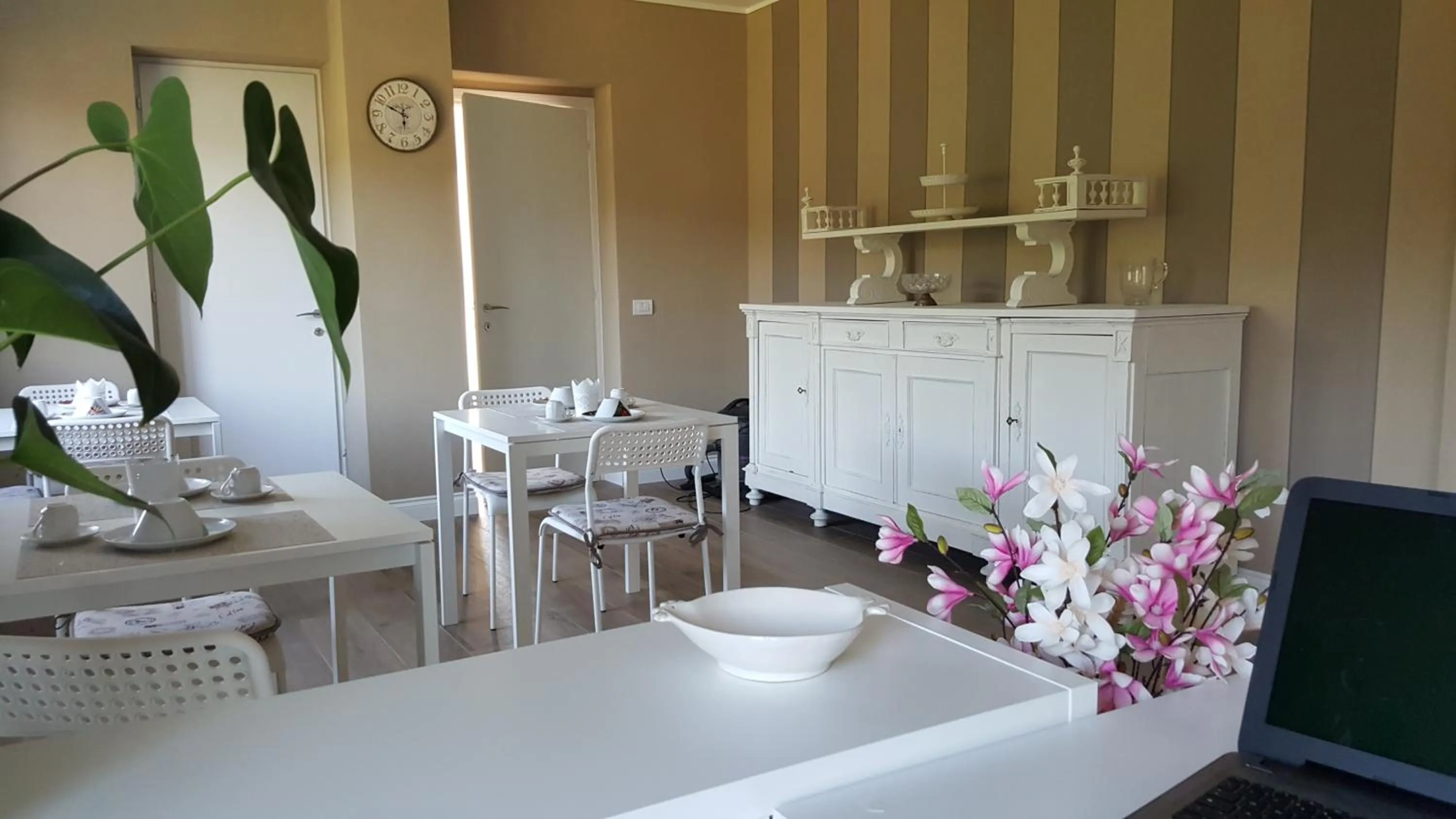 Communal lounge/ TV room in La Rosa Tra I Laghi B&B