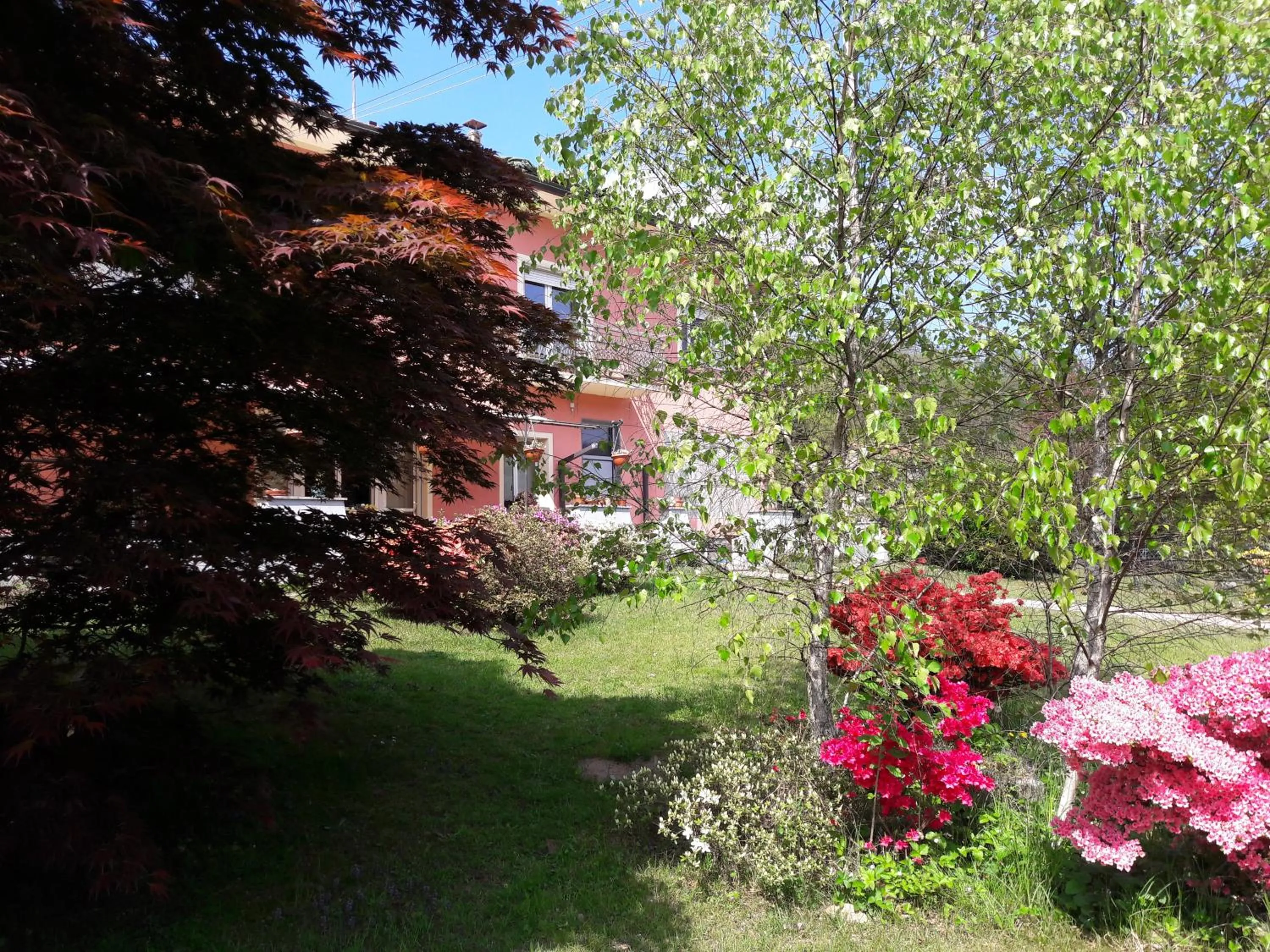 Facade/entrance in La Rosa Tra I Laghi B&B
