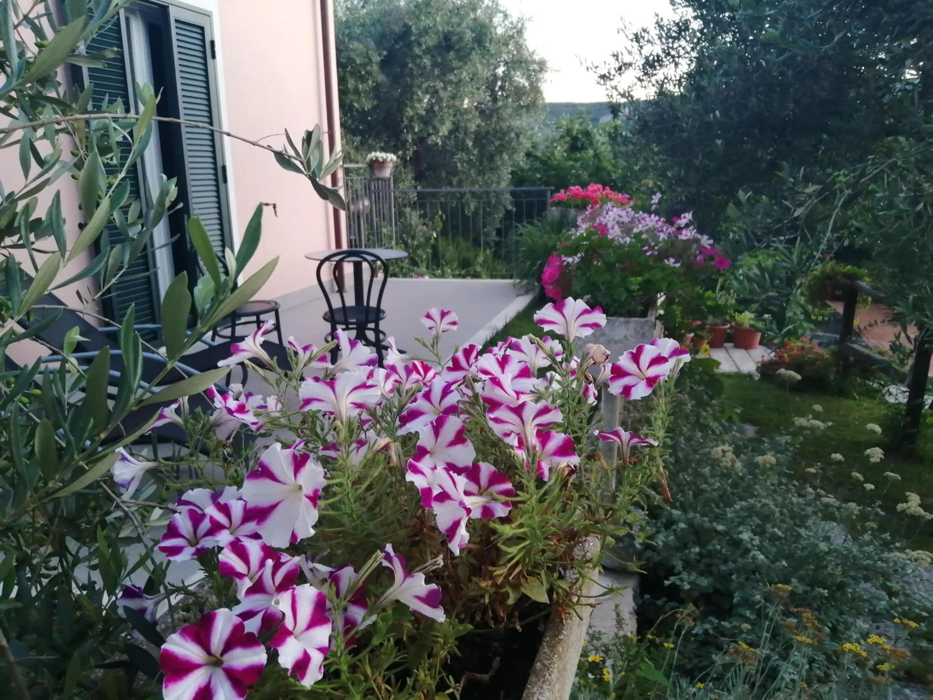 Balcony/Terrace in La vie est belle