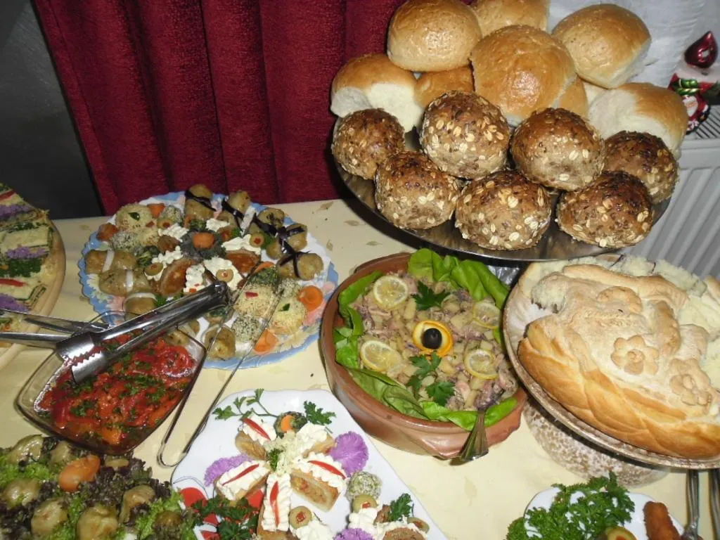 Restaurant/places to eat in Garni Hotel Lama