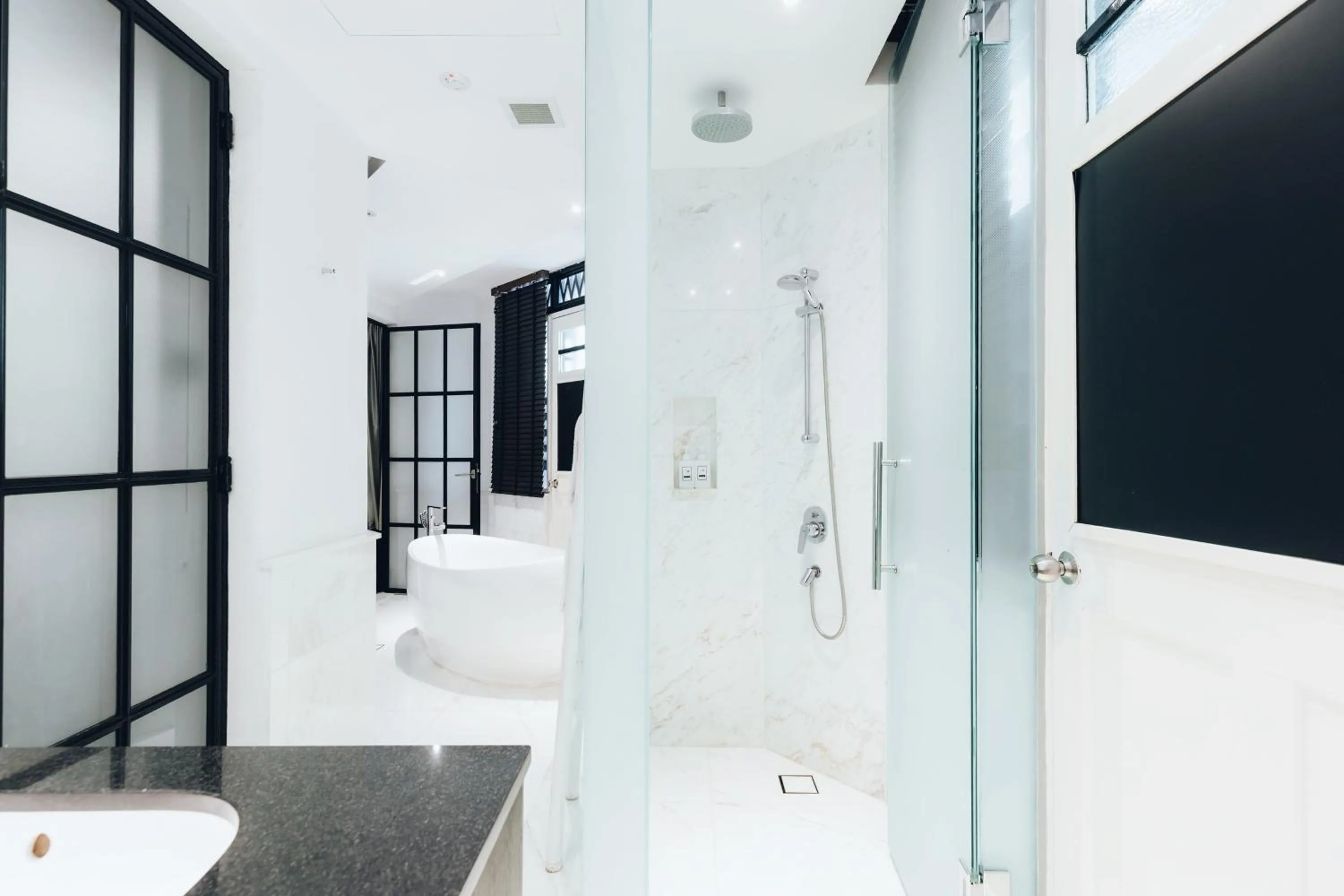 Shower in Hotel NuVe Urbane
