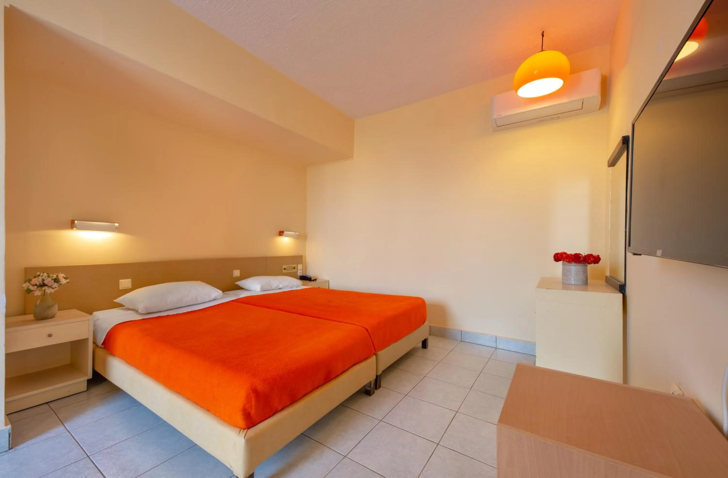 TV and multimedia, Bed in Pavlos Hotel