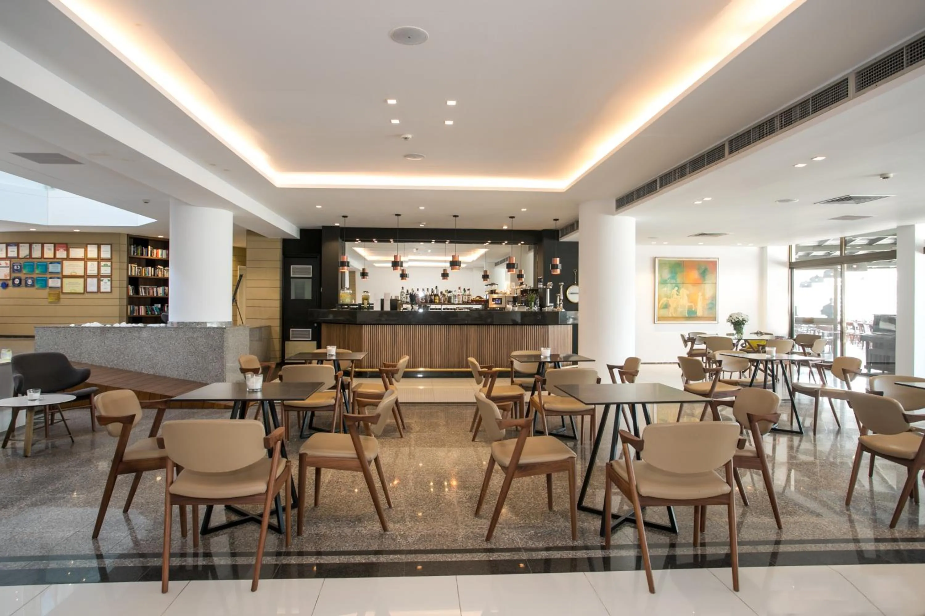 Lounge or bar in Crystal Springs Beach Hotel