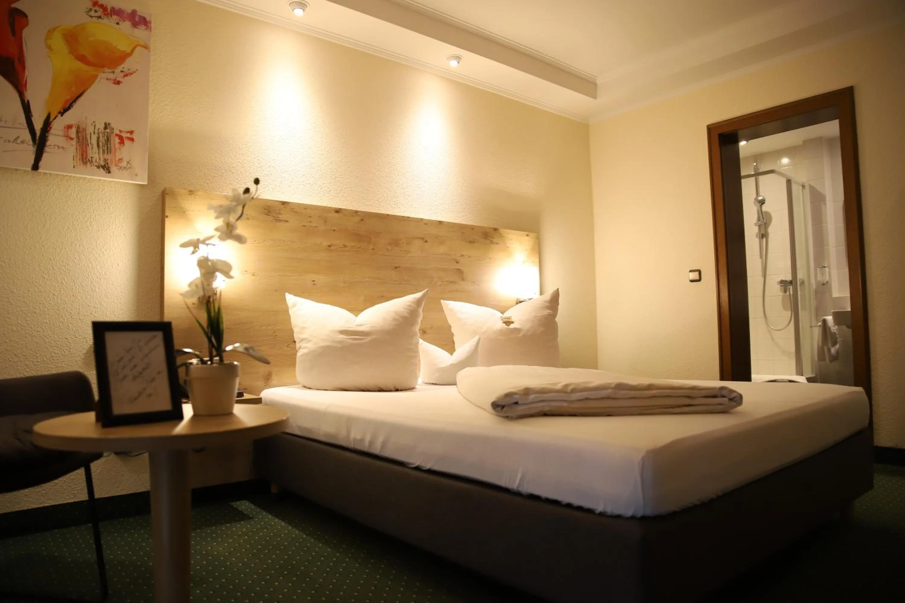 Photo of the whole room, Bed in Hotel zur Isar