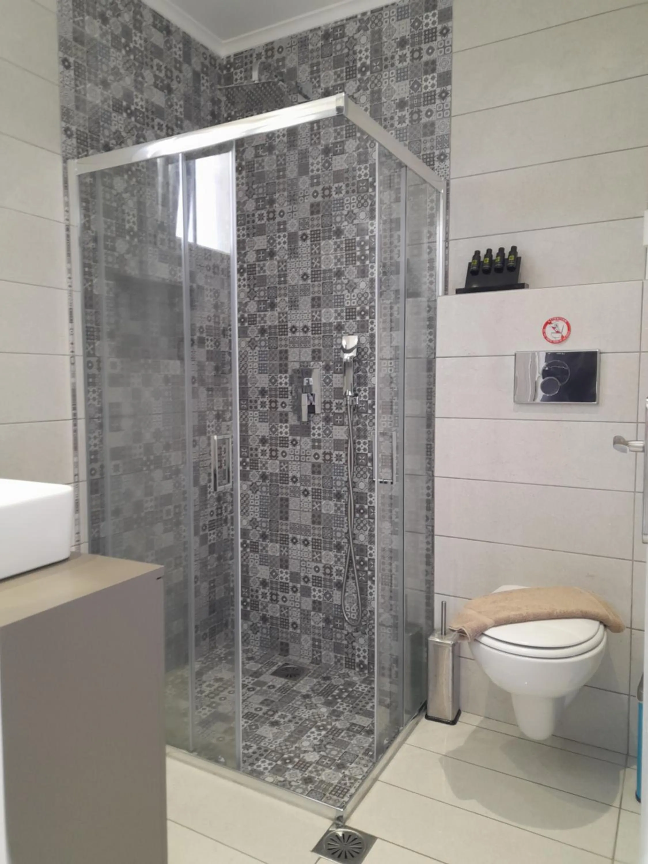 Bathroom in Glaronisia Hotel