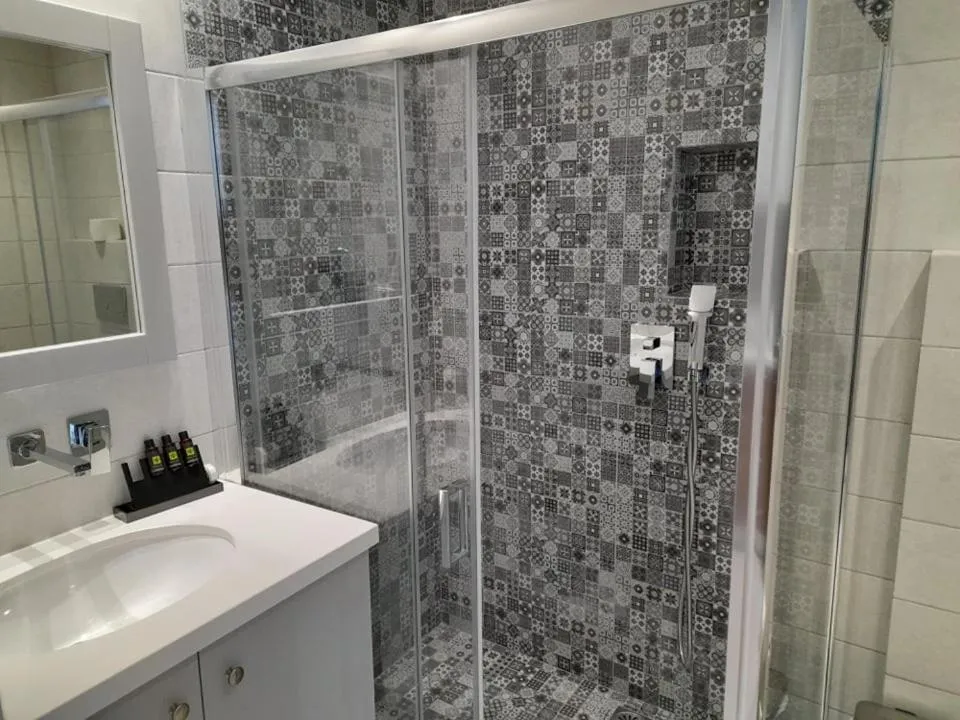 Bathroom in Glaronisia Hotel