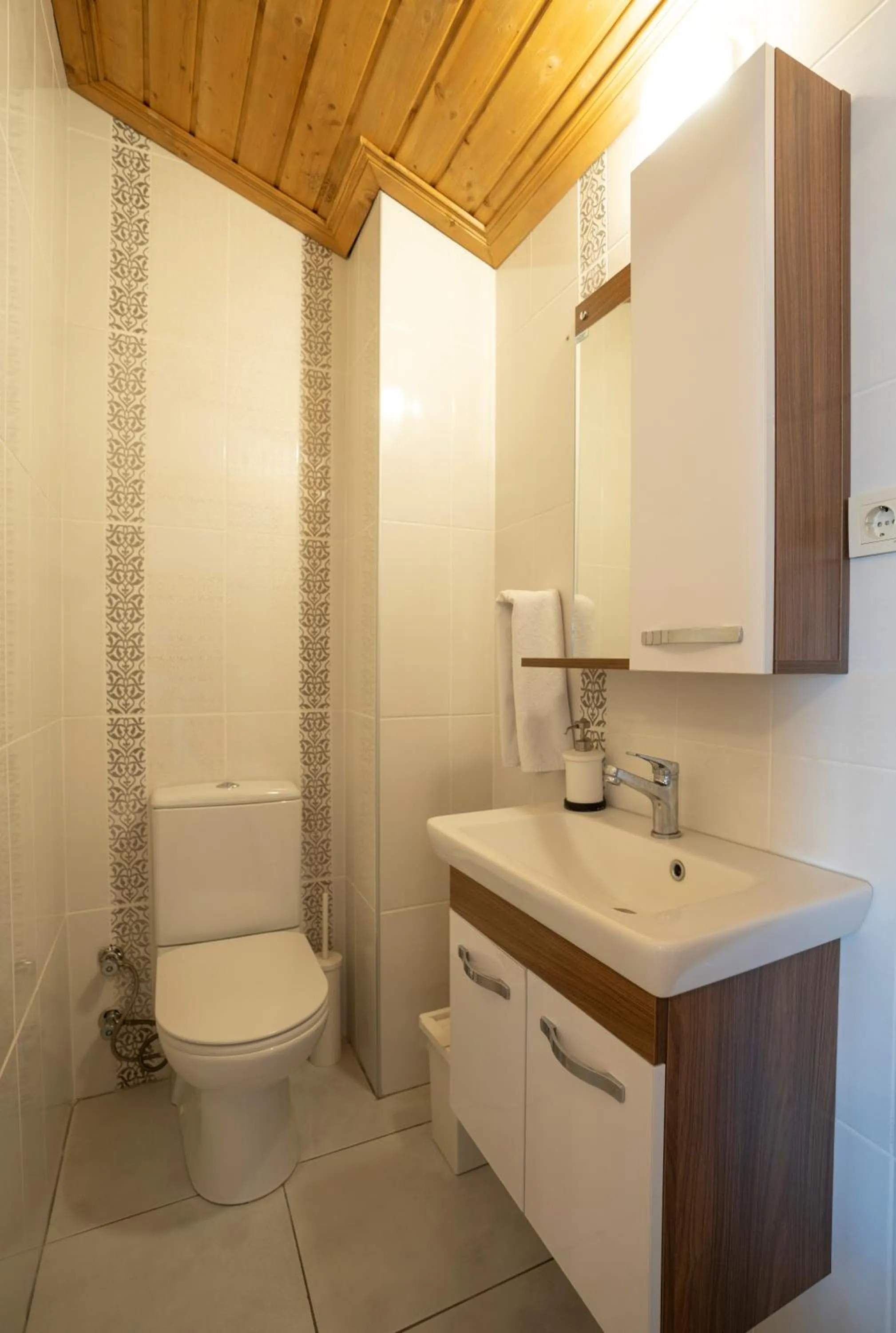 Toilet in XOX Apart Hotel