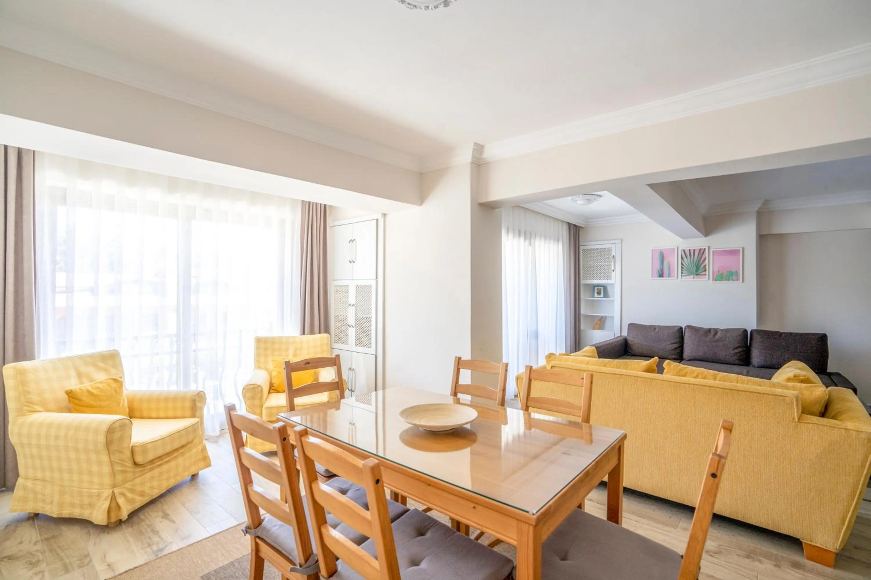 Dining area in XOX Apart Hotel