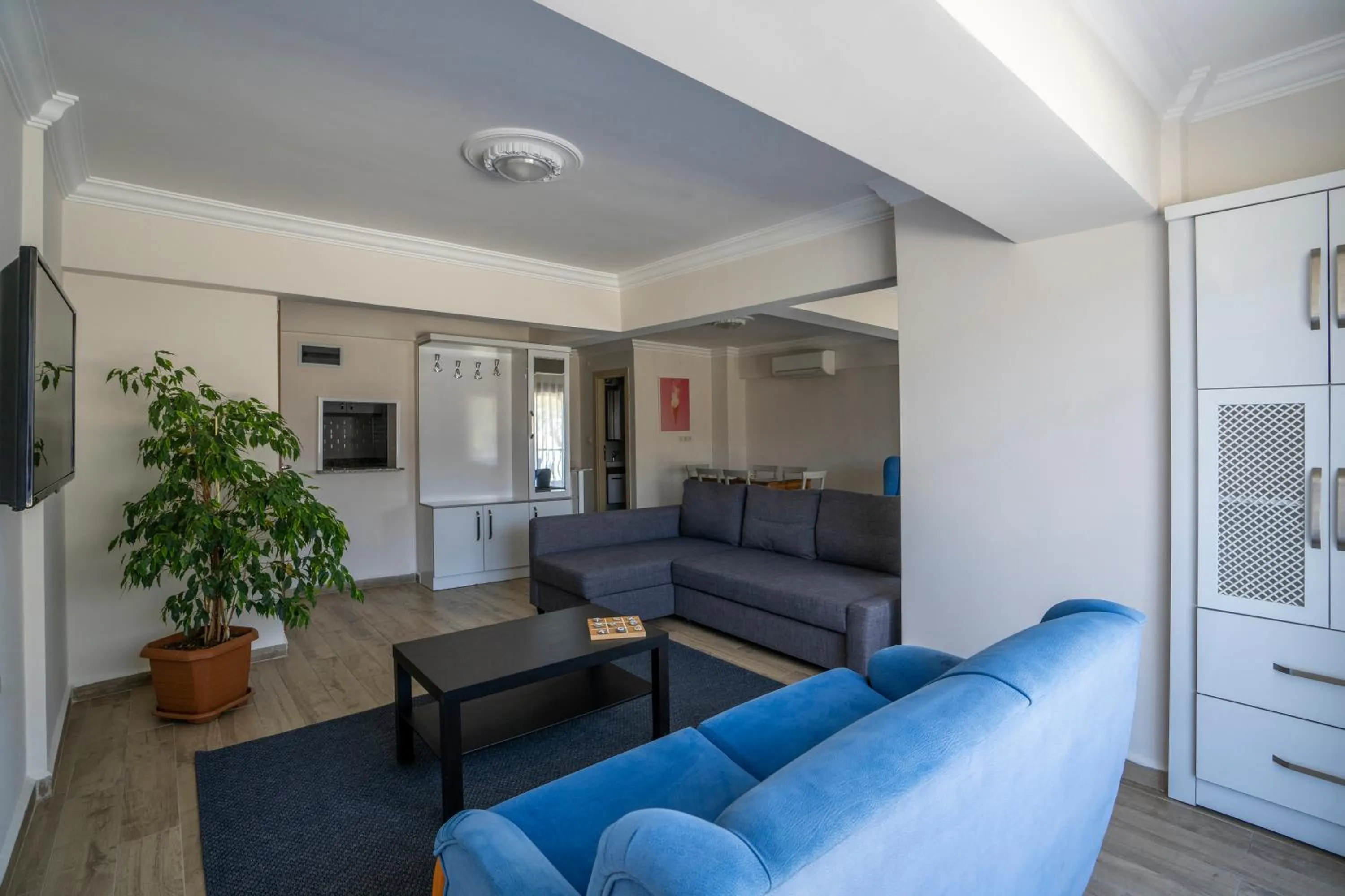 Library in XOX Apart Hotel