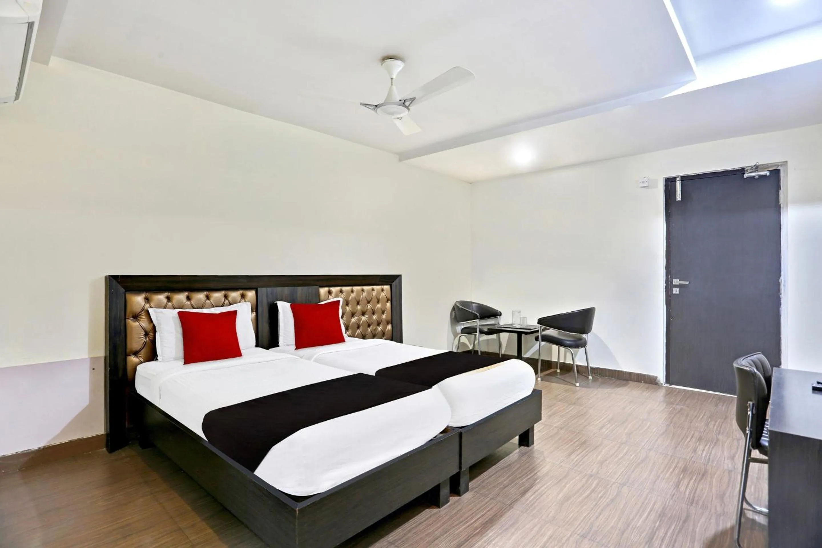 Bedroom, Bed in Super Townhouse Halcyon Deccan Inn Near Shilparamam