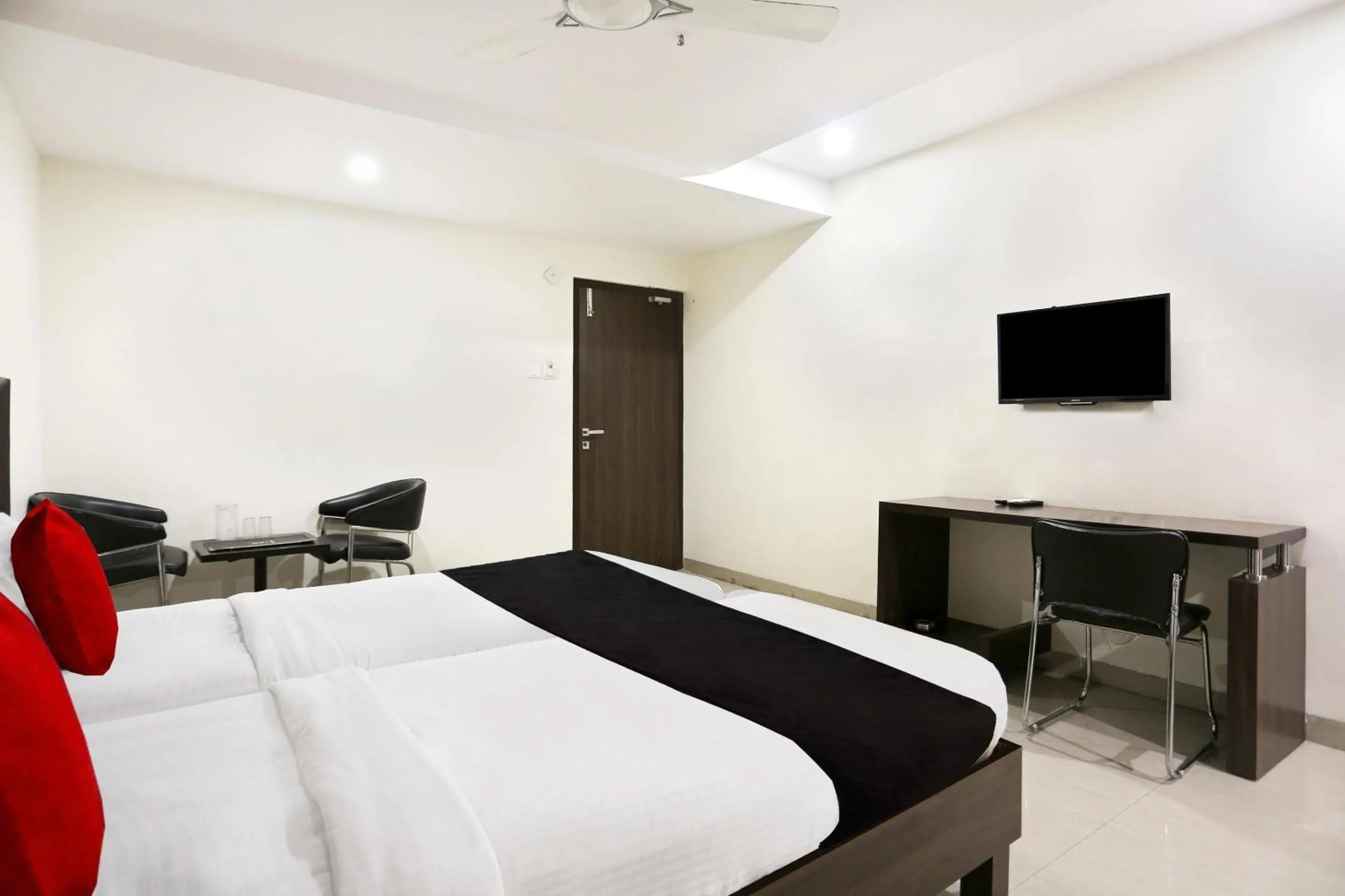 Bedroom, Bed in Super Townhouse Halcyon Deccan Inn Near Shilparamam
