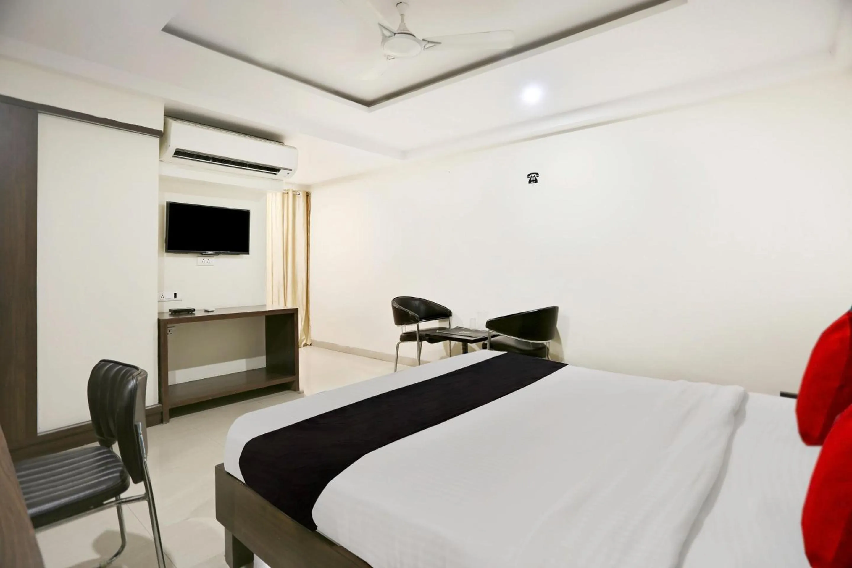 Bedroom, Bed in Super Townhouse Halcyon Deccan Inn Near Shilparamam