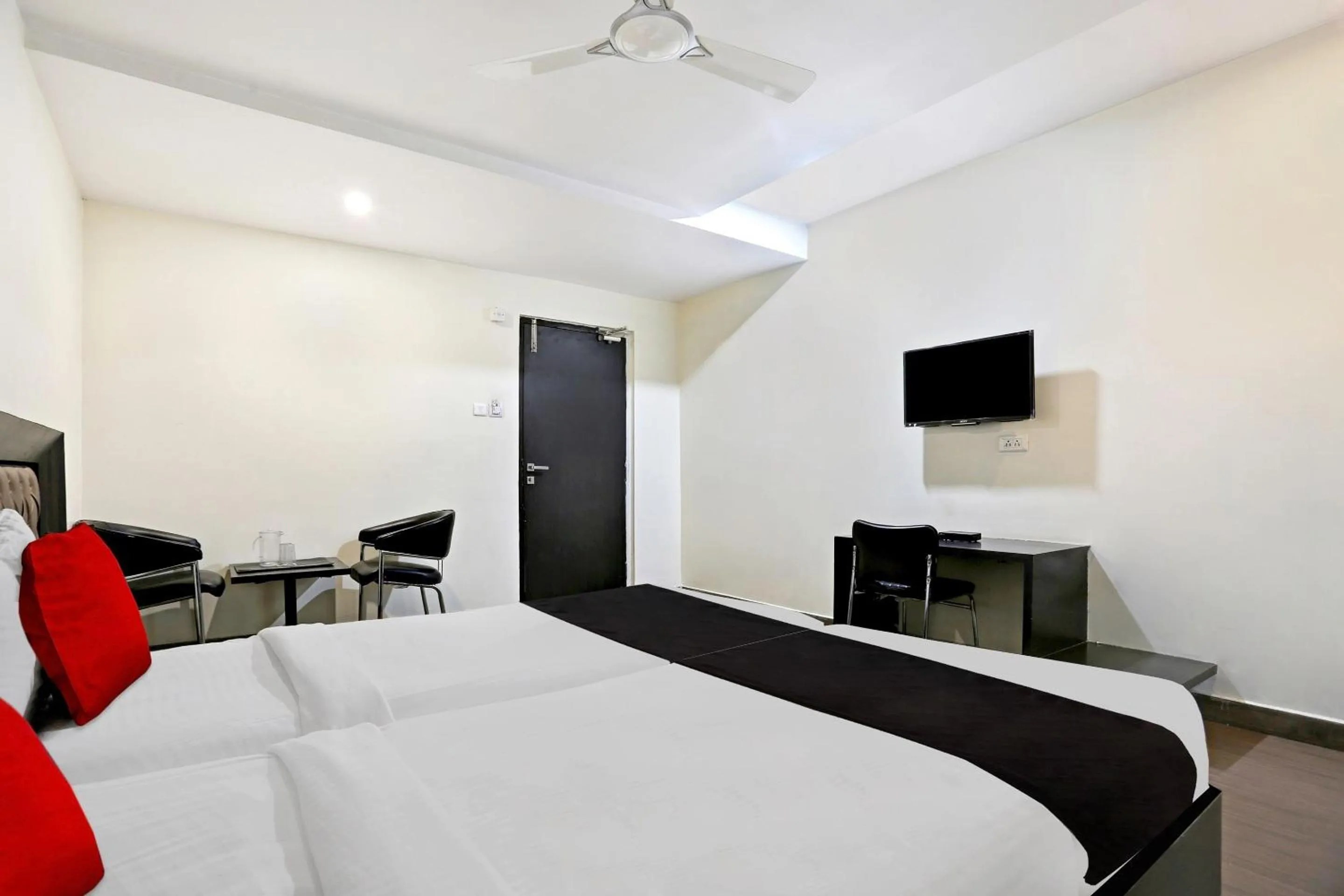 Bedroom, Bed in Super Townhouse Halcyon Deccan Inn Near Shilparamam