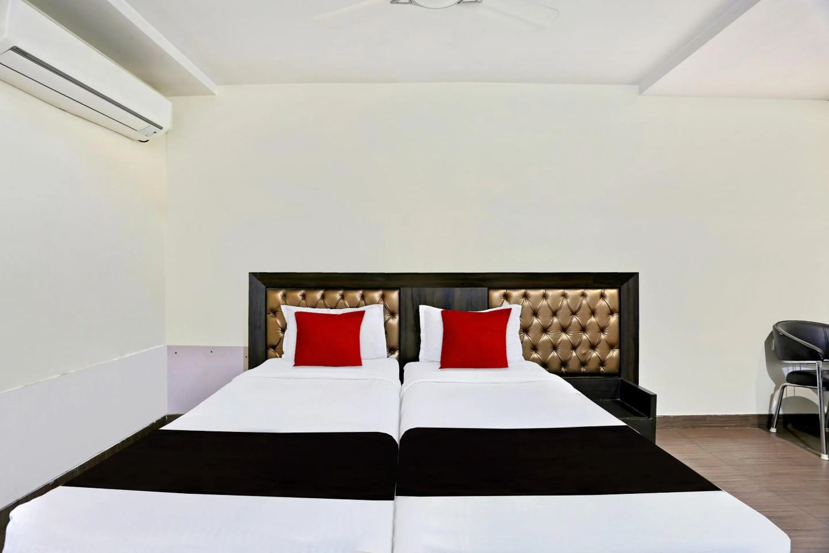 Bedroom, Bed in Super Townhouse Halcyon Deccan Inn Near Shilparamam