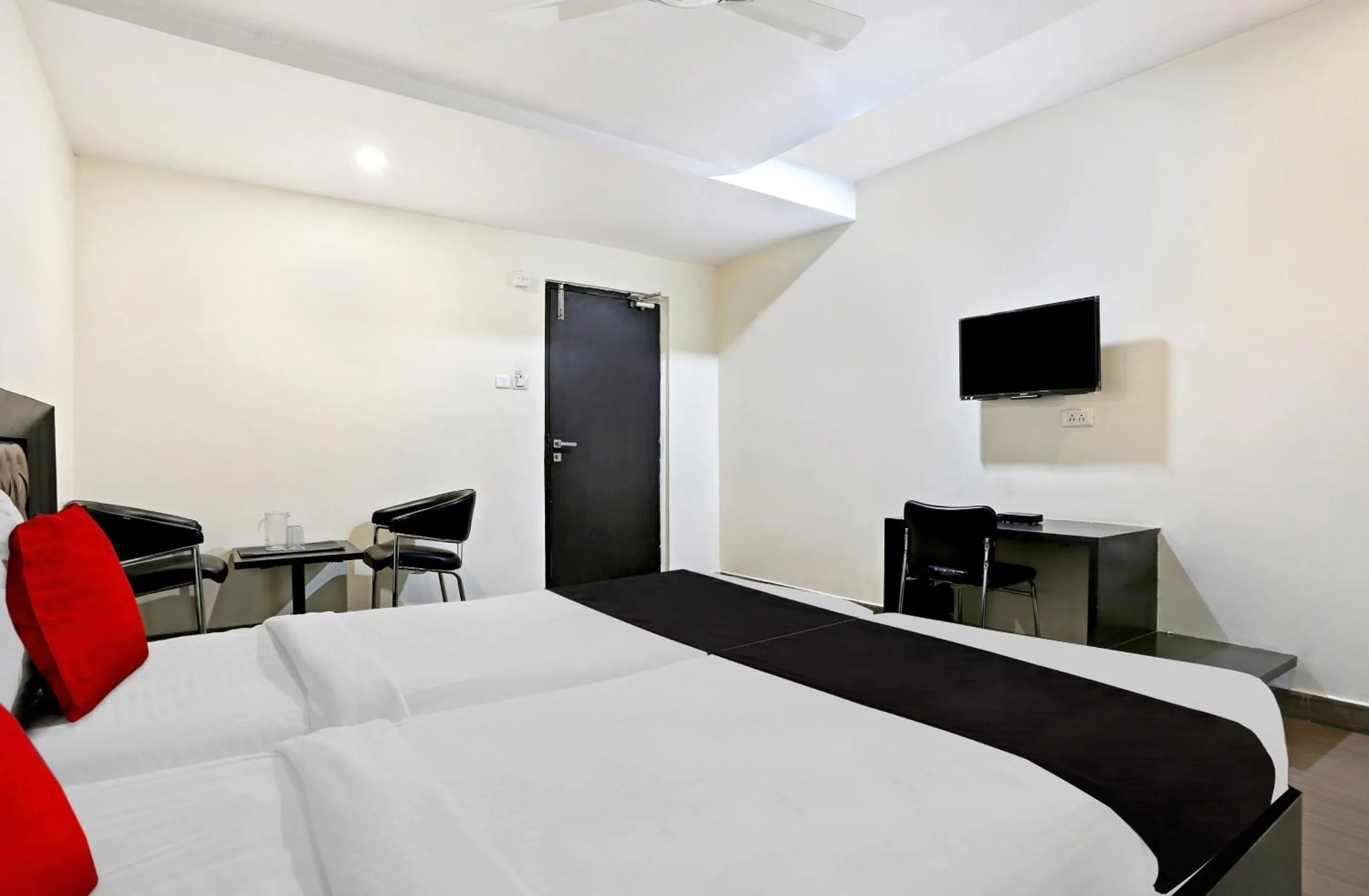 Bedroom, Bed in Super Townhouse Halcyon Deccan Inn Near Shilparamam