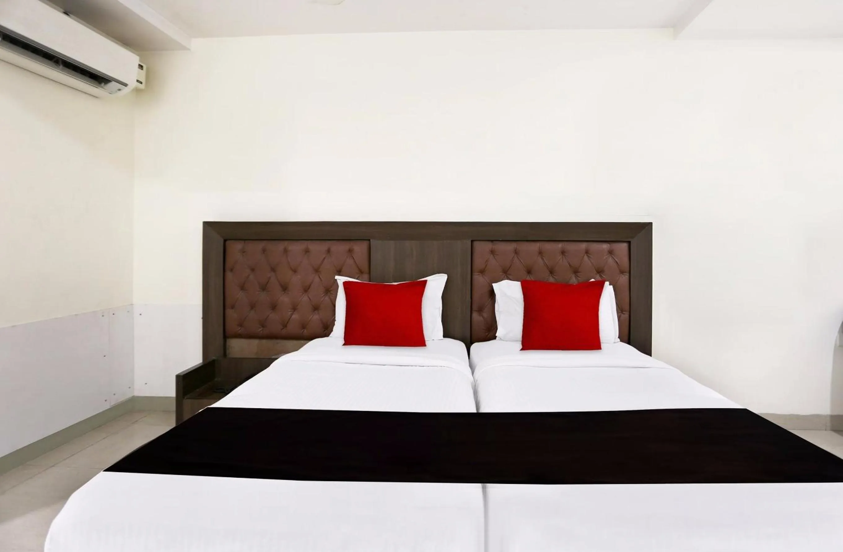 Bedroom, Bed in Super Townhouse Halcyon Deccan Inn Near Shilparamam