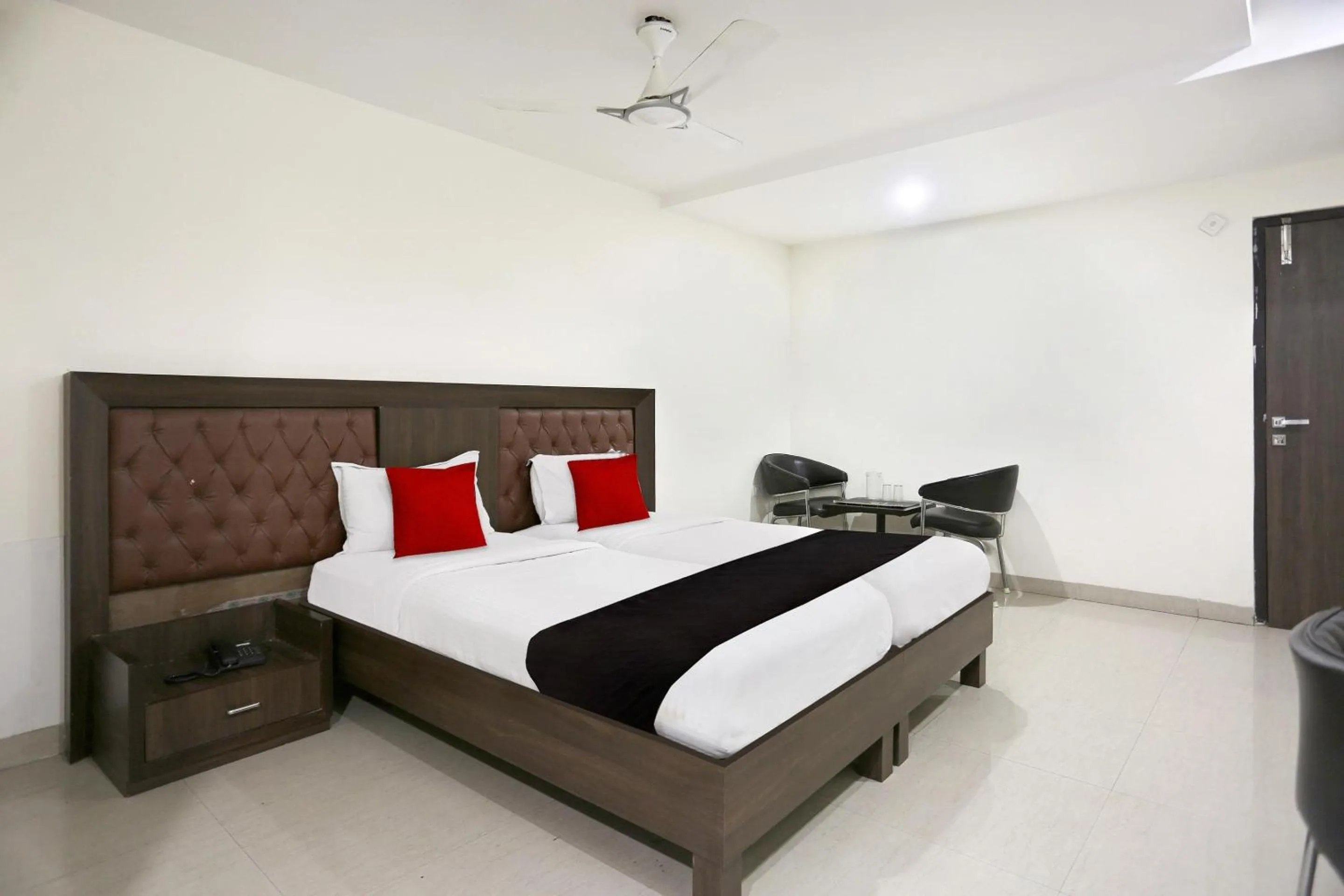 Lobby or reception, Bed in Super Townhouse Halcyon Deccan Inn Near Shilparamam