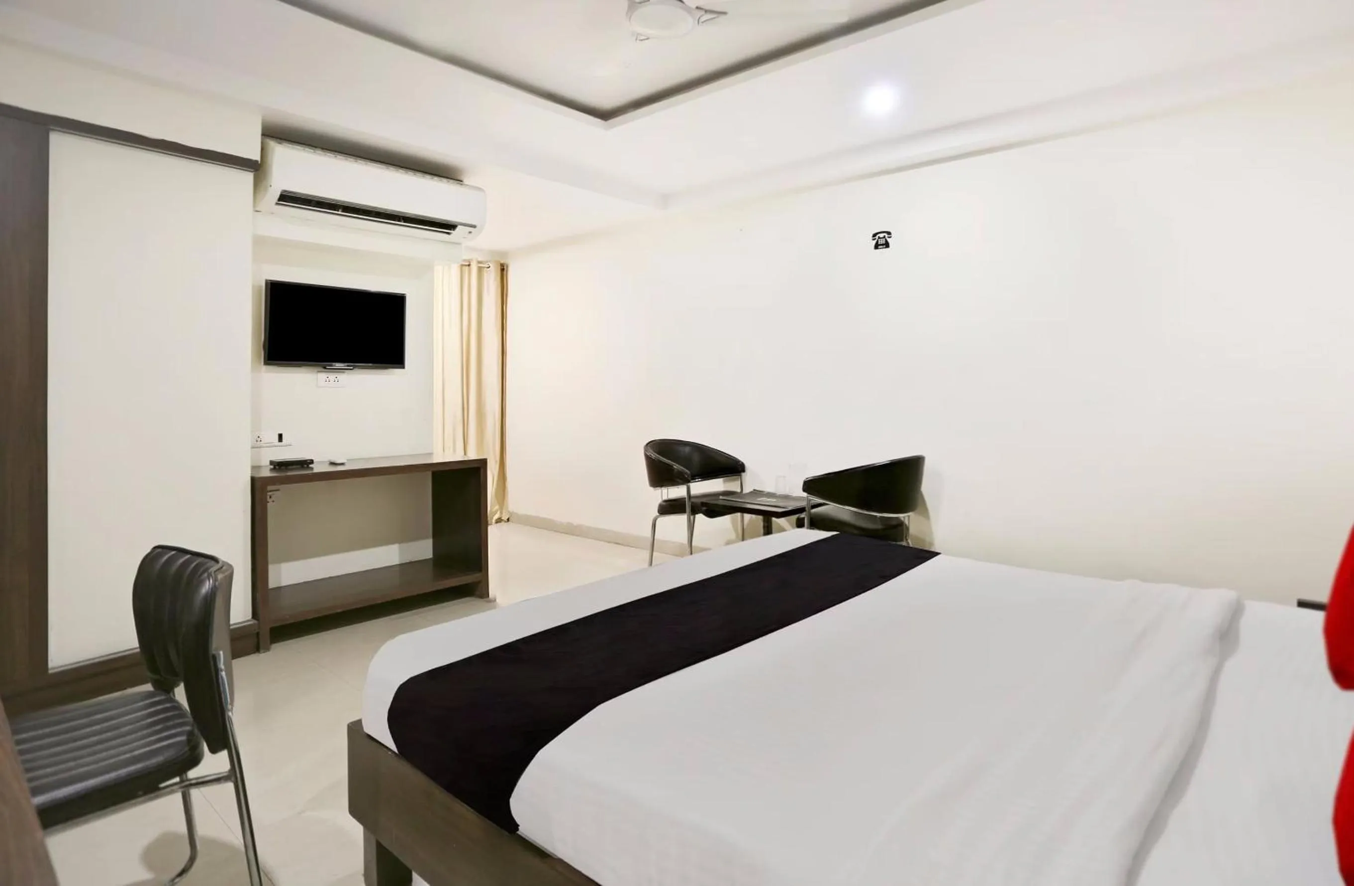 Bedroom, Bed in Super Townhouse Halcyon Deccan Inn Near Shilparamam