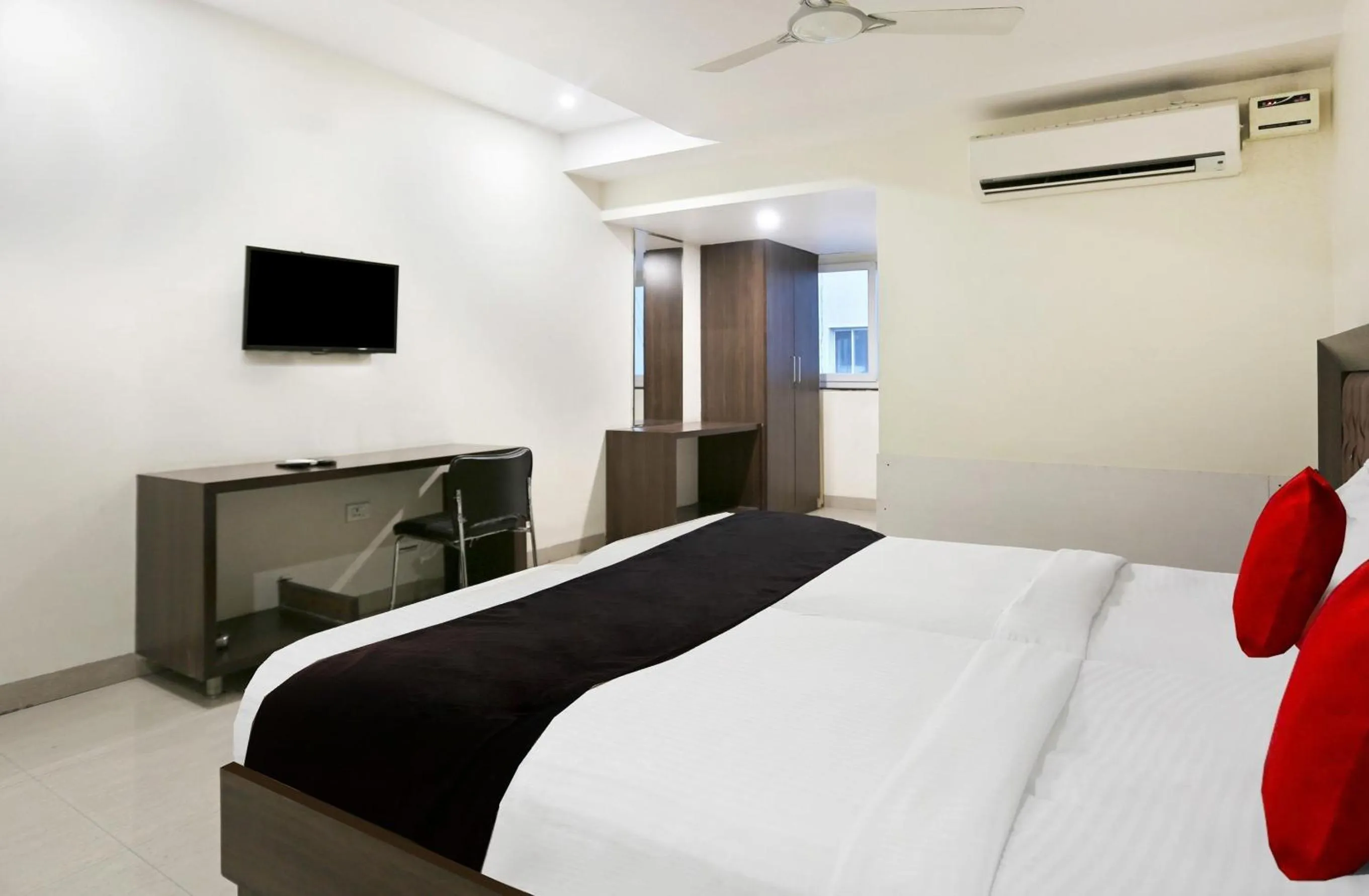 Bedroom, Bed in Super Townhouse Halcyon Deccan Inn Near Shilparamam