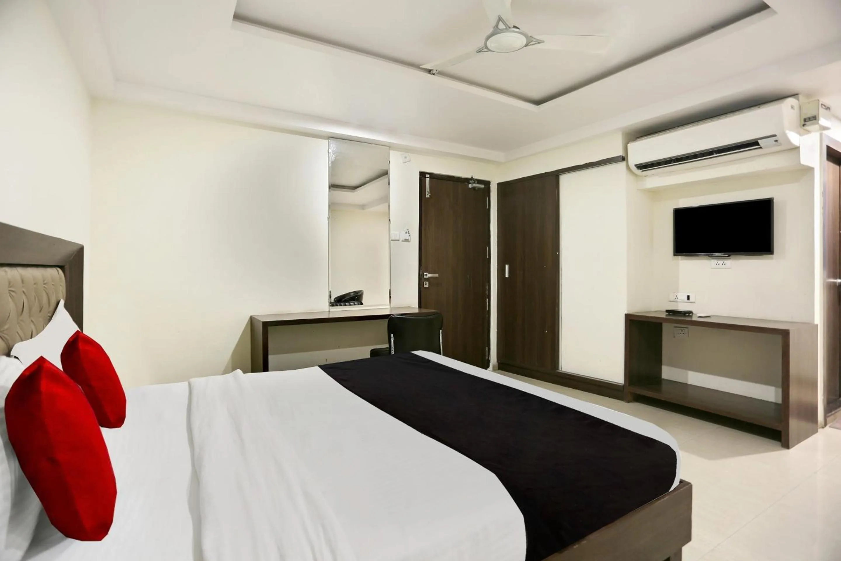 Bedroom, Bed in Super Townhouse Halcyon Deccan Inn Near Shilparamam