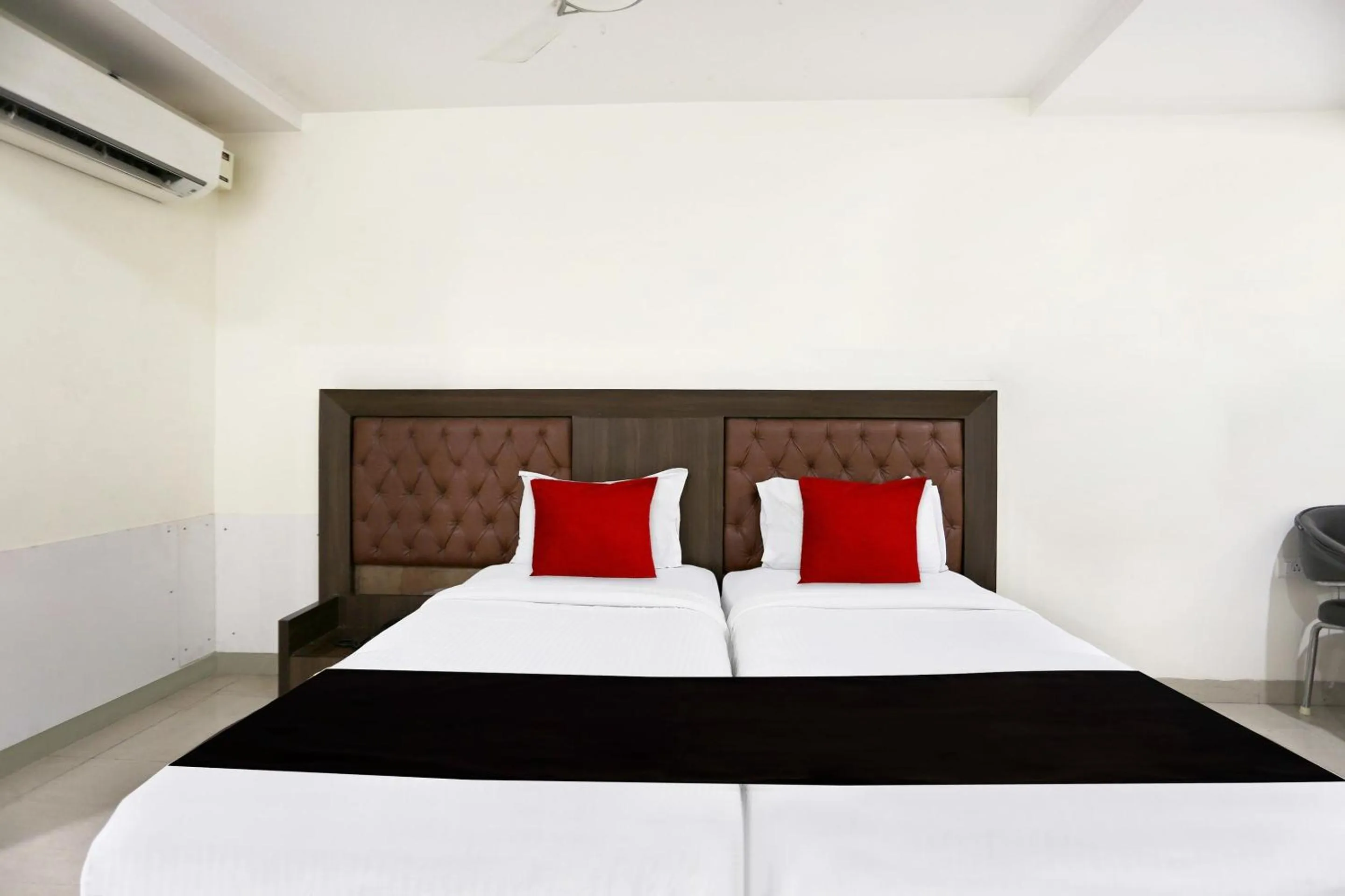 Bedroom, Bed in Super Townhouse Halcyon Deccan Inn Near Shilparamam